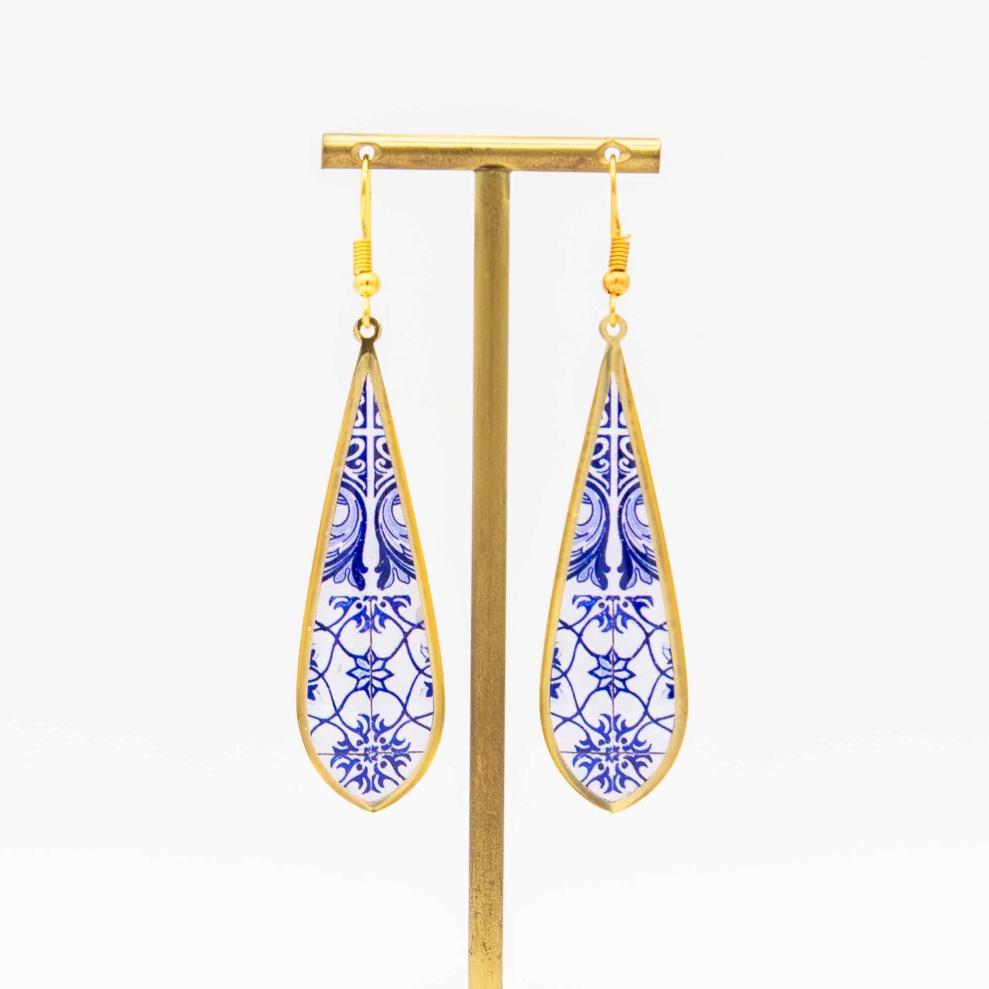 #Siin Jewelry
ペルシアンタイルや花、鳥など、イランの文化に息づくモチーフをアクセサリーに落とし込むブランド。

鮮やかな色彩と繊細な図柄、ブラスの温かな輝きが重なり、装いに小さなペルシャの風景を添えます。