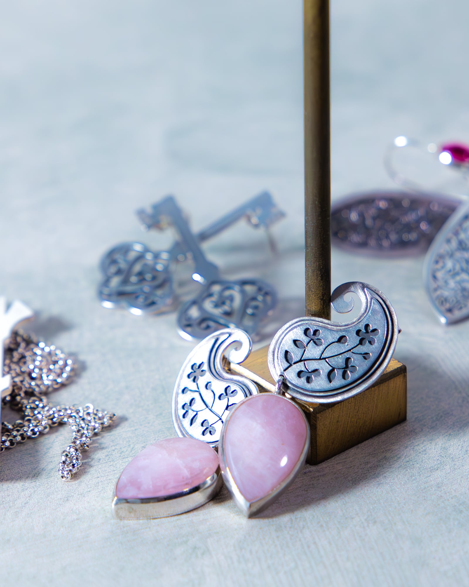 #Heyran Jewelry
イランで人気のシルバーアクセサリーブランド。花や鳥、鍵など、古くから受け継がれてきた象徴を現代的に表現します。

シルバー925にターコイズやルビーを合わせた、上品さと凛とした存在感を備えたジュエリーです。