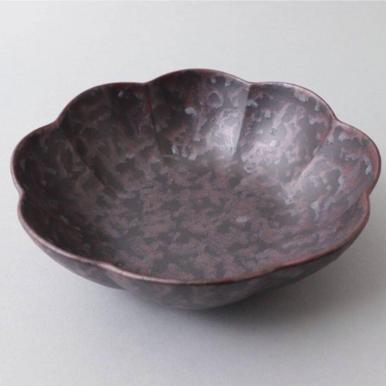 黒サビ絞り 菊割深皿 (16.2cm)