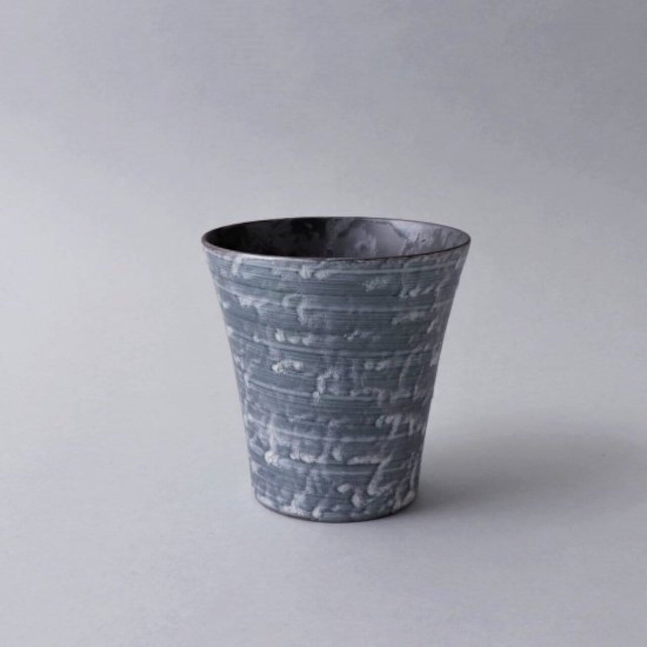 黒サビ絞り 雲銀 反りカップ(L)