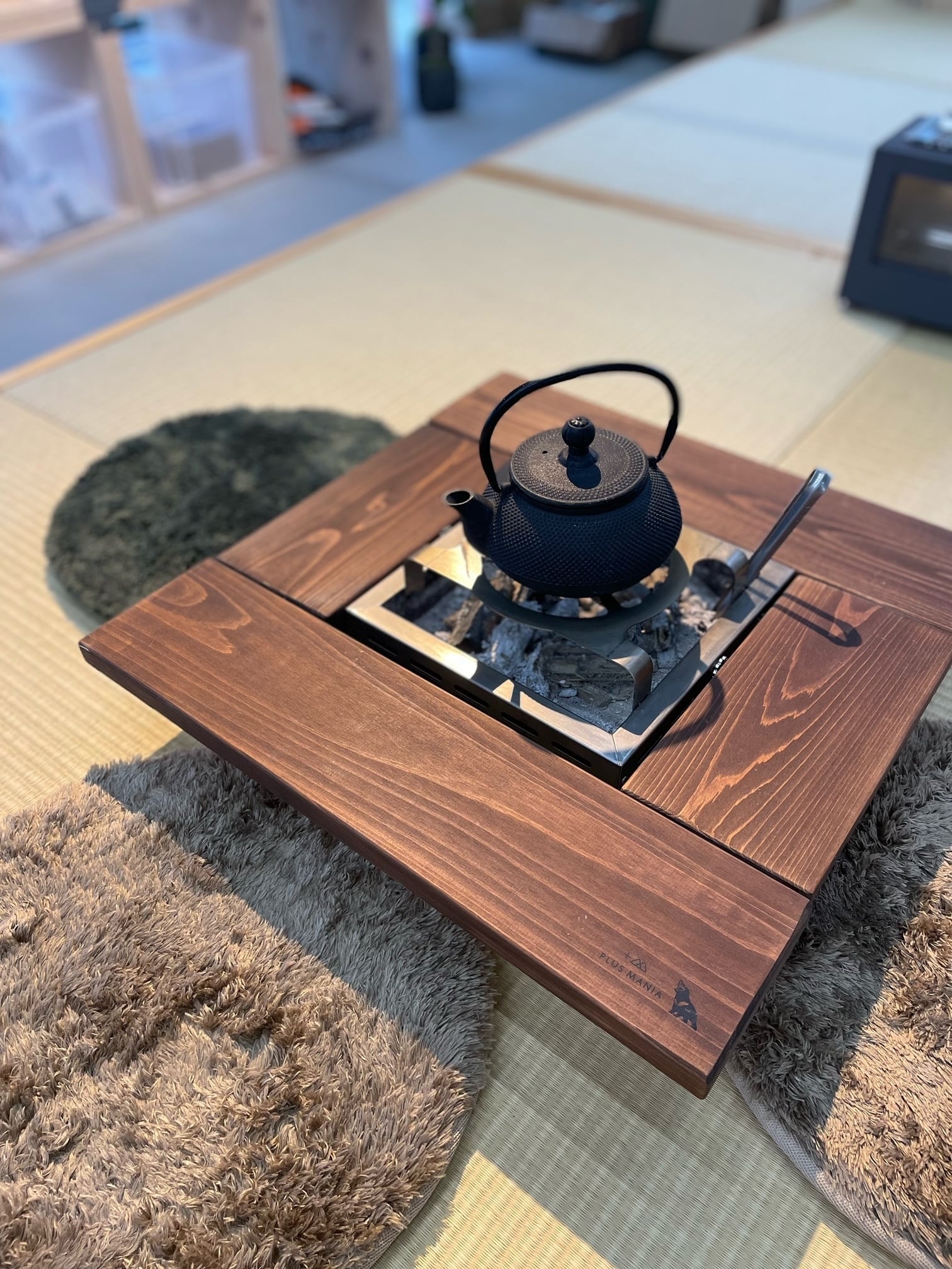 【IRO+RI セット】
☆囲炉裏の炭火を楽しめる季節になってきました。コンパクトで思い立ったら遊べるサイズ。囲炉裏枠の置き台セット。在庫限り商品です。