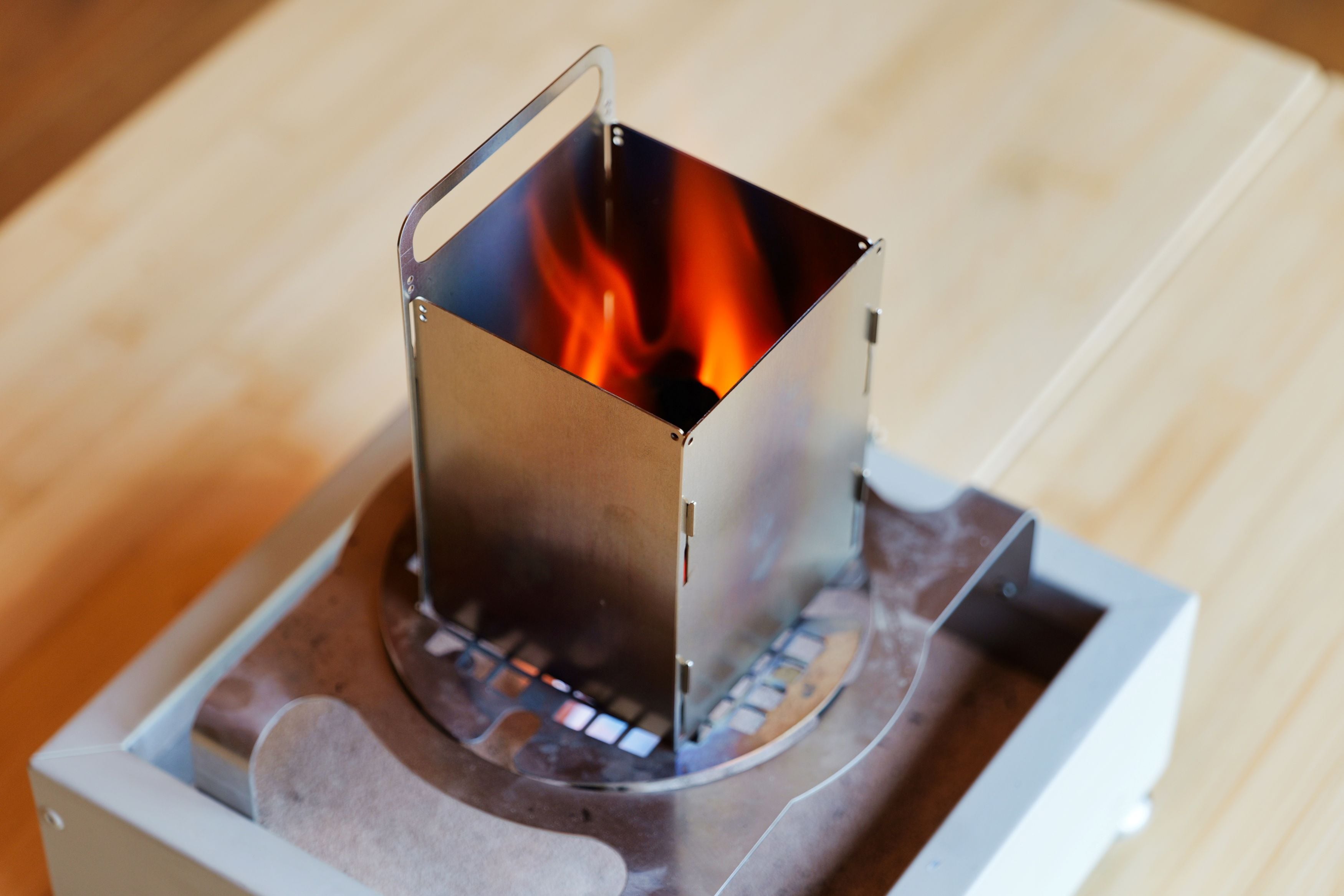 【チャコールスターター】
炭起こしを効率的におこなえるギア。シンプルな作りですが、1つあると火起こしの時間短縮に活躍されます。使用後は板状に戻せるので、コンパクトでなお良し！