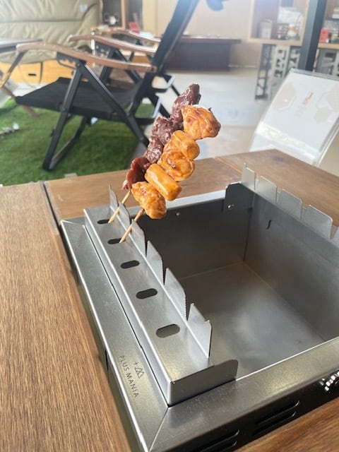 【IGT規格IRO+RI串焼き調理器具】
やはりIRO+RIでも串焼きがしたい!そんな時の拡張オプション。串の角度が変えられます。1個から販売可。