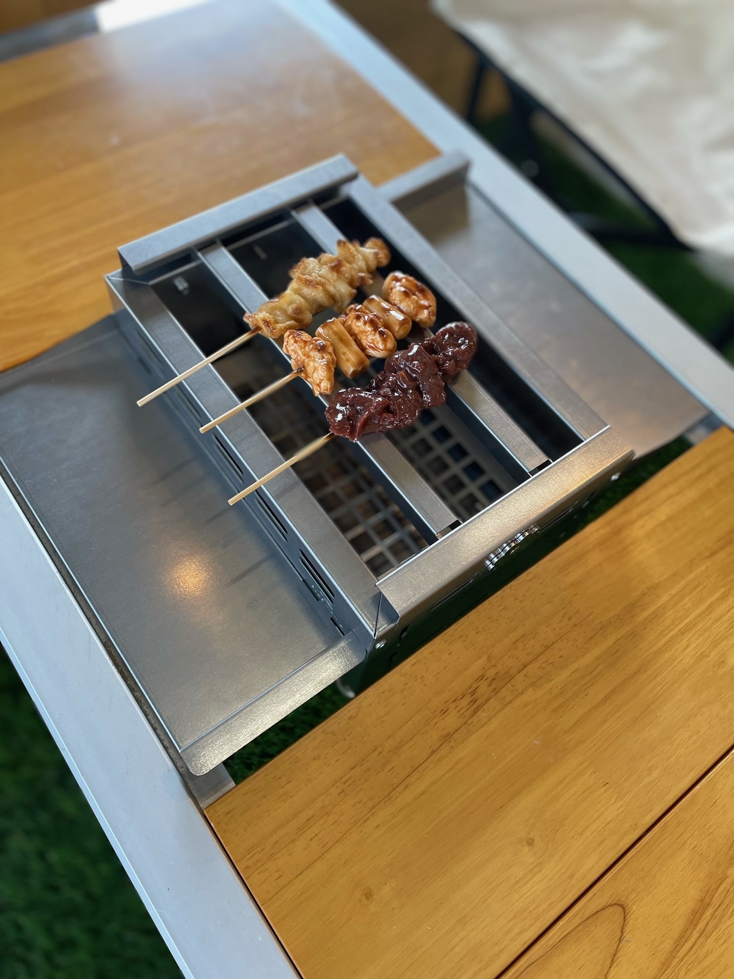 【ファイヤー+バード250】
焼き鳥の串焼きに特化した卓上炭焼きグリル。IGTテーブル1ユニットサイズがランクイン。ソロキャンや拡張ギアとしてご利用いただけます。

