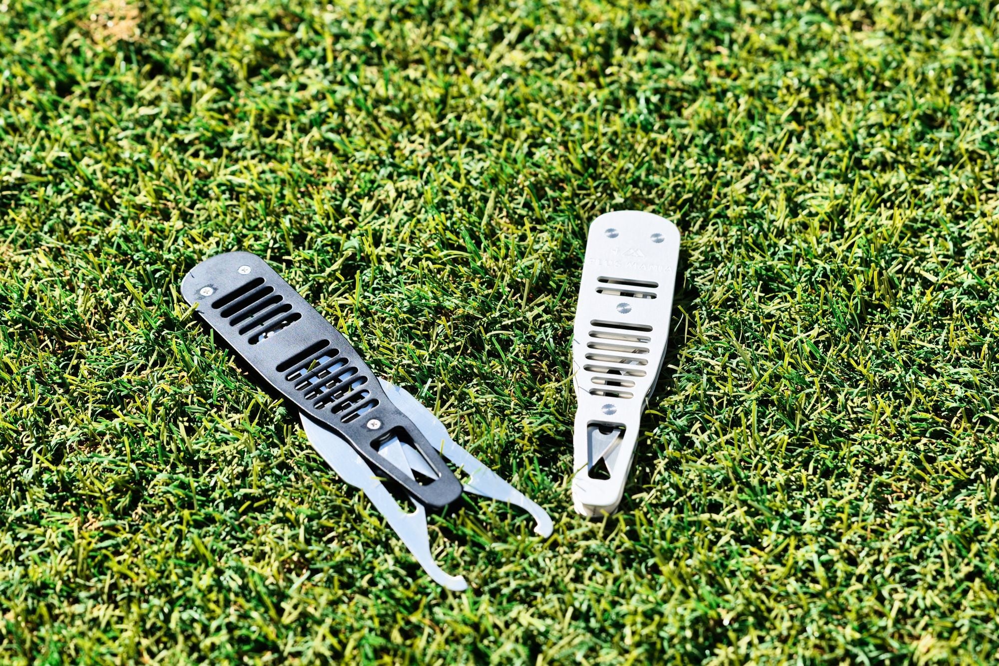 【pocket+ton】（ポケットン）
ポケットに納まるトングで「ポケットン」。日常生活のゴミ拾いをスマートに。アイザワの加工技術が活かされている商品です。ホワイトとブラックの2色展開。