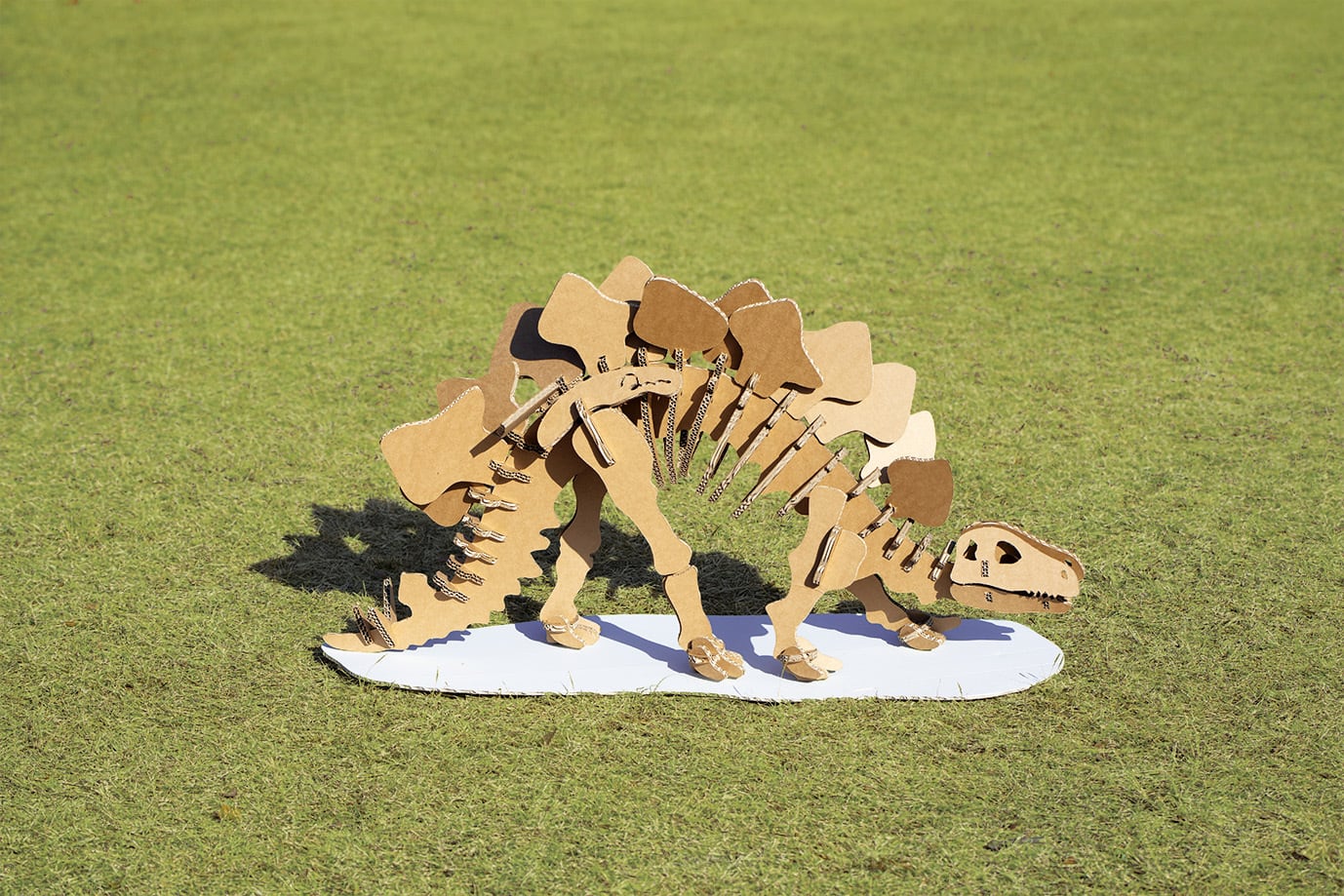 背中の大きなプレートが特徴の人気恐竜、ステゴサウルス。
ボンド、ハサミ不要の恐竜シリーズです