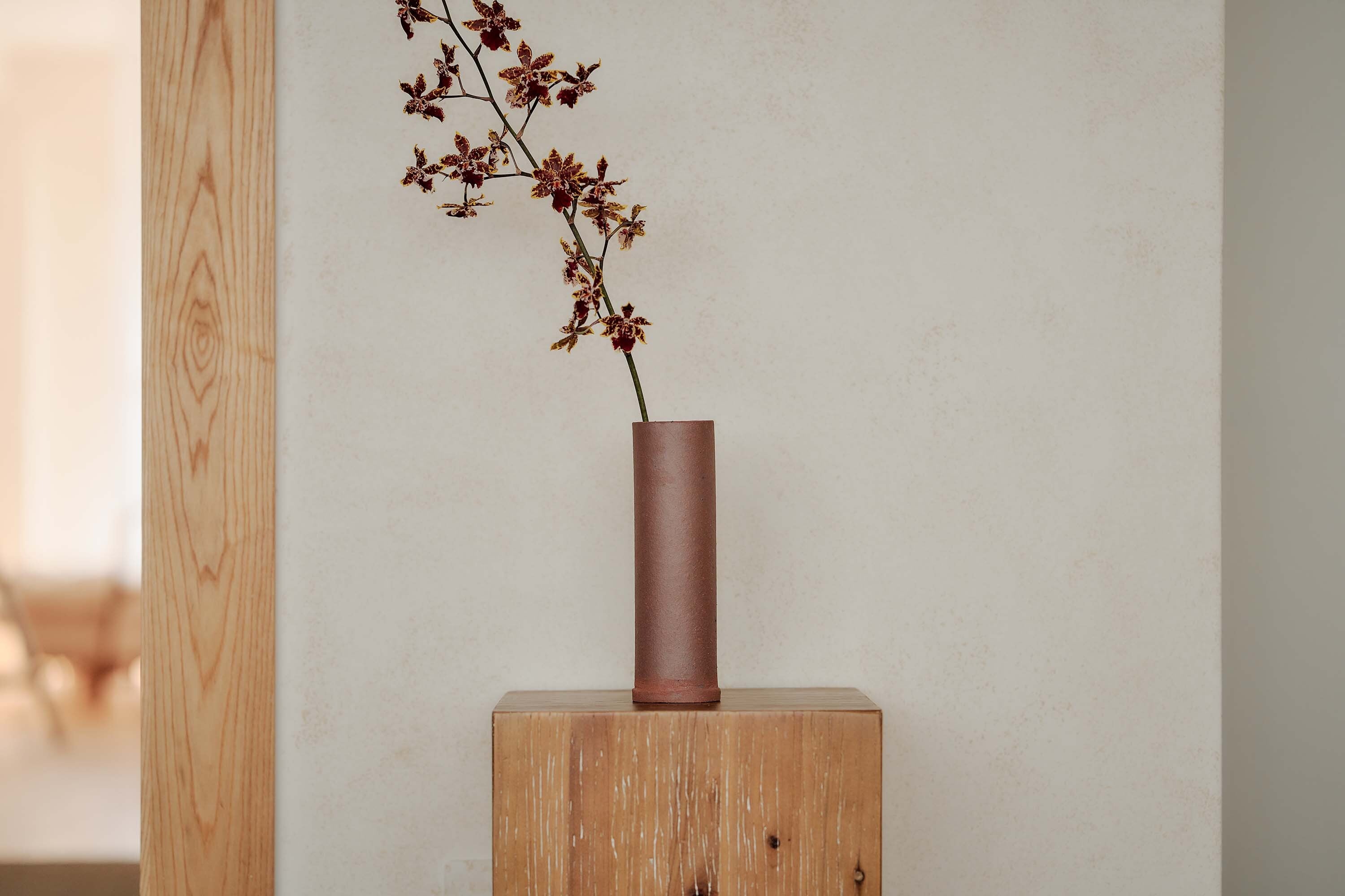 瓦と同じ製法で作った、花器。
枝物もしっかり生けることができるサイズ。インテリアとしてお部屋を彩ります。