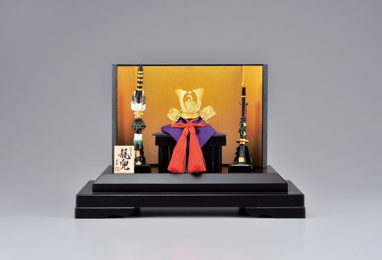 純金　龍兜　14ｇ　　　　　　　　　
ガラスケース入り