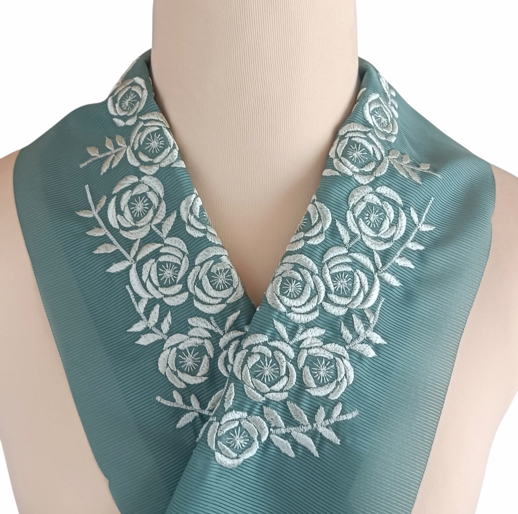 刺繍半衿 アンティーク復刻 巻き薔薇刺繍半衿 絽 灰緑