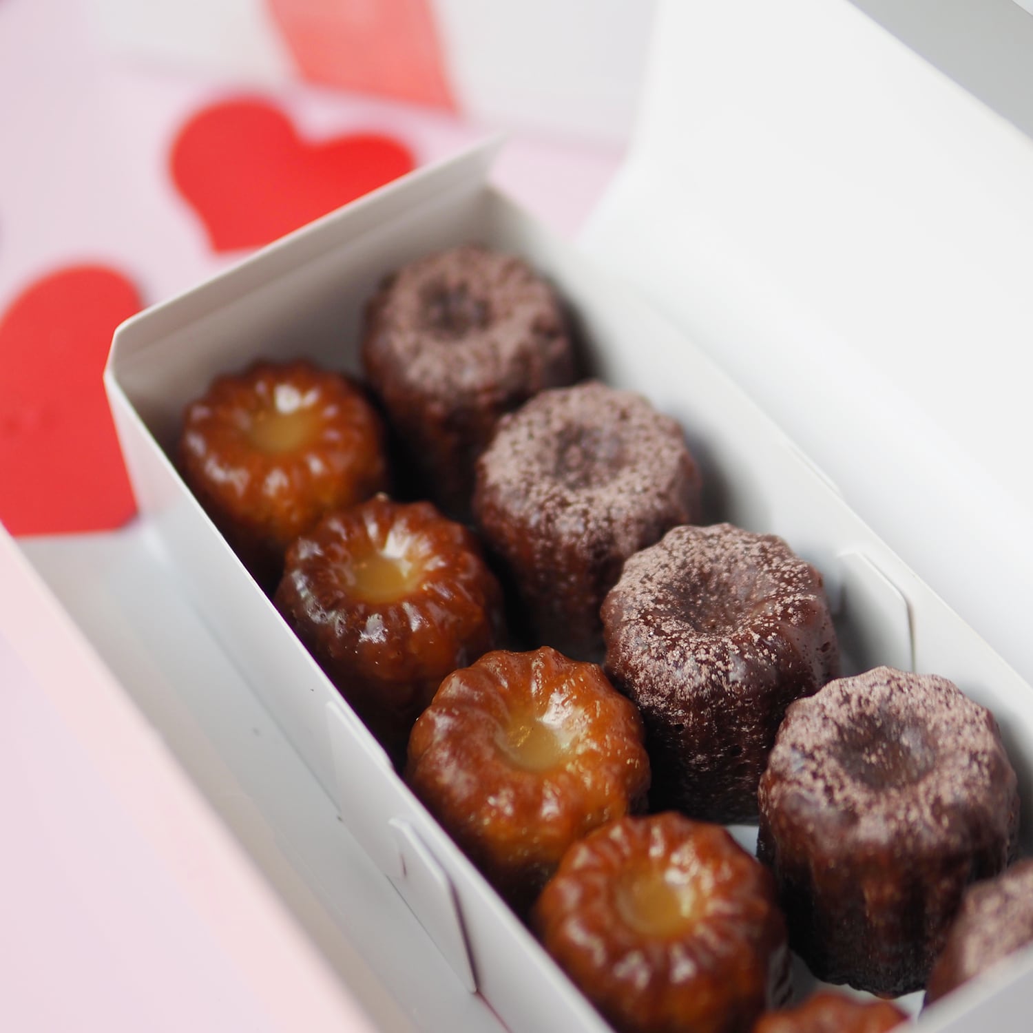 slowのスペシャリテ、カヌレのチョコレート味をご用意しました。もちっとした食感はそのままに、カカオの豊かな風味を閉じ込めました。