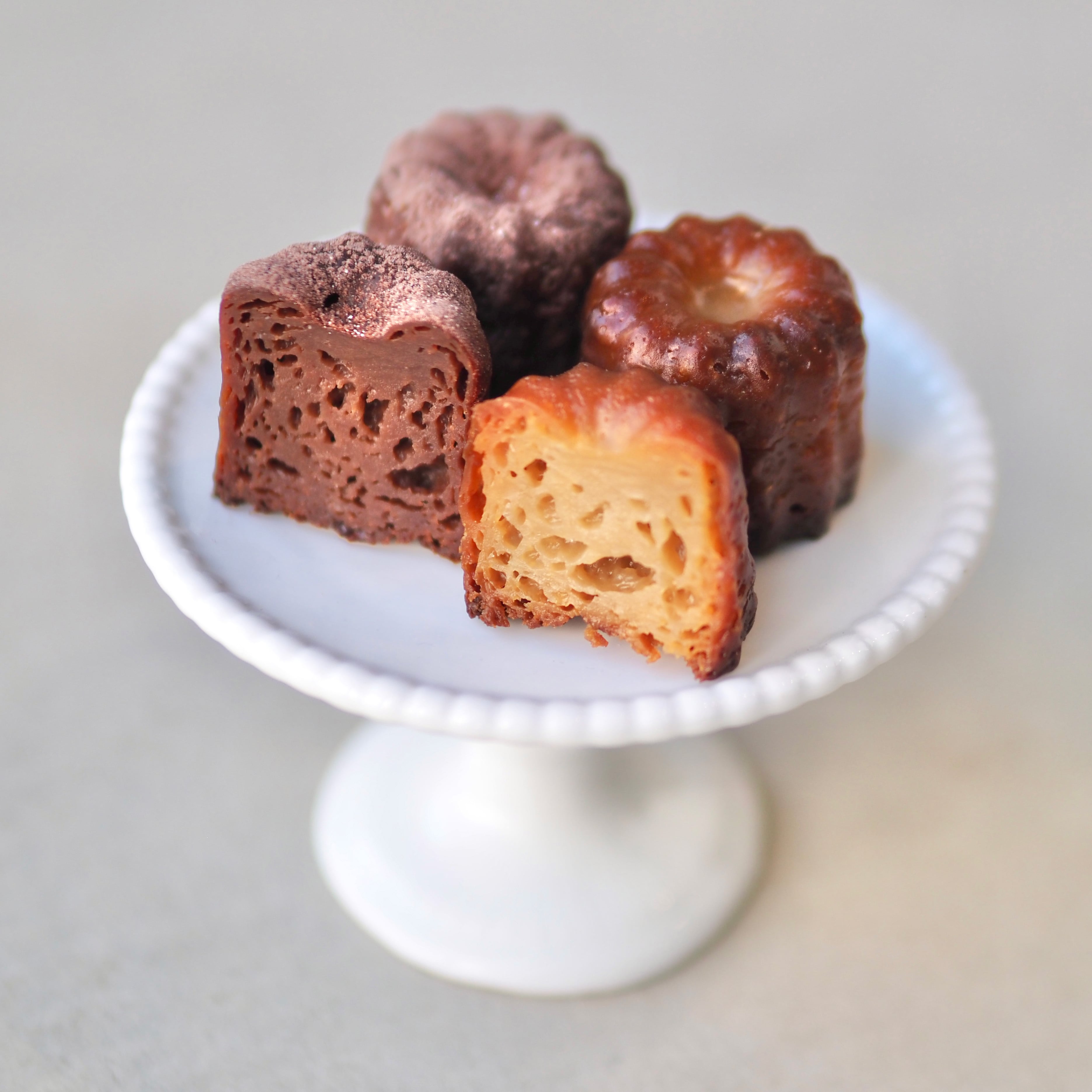 slowのスペシャリテ、カヌレのチョコレート味をご用意しました。もちっとした食感はそのままに、カカオの豊かな風味を閉じ込めました。