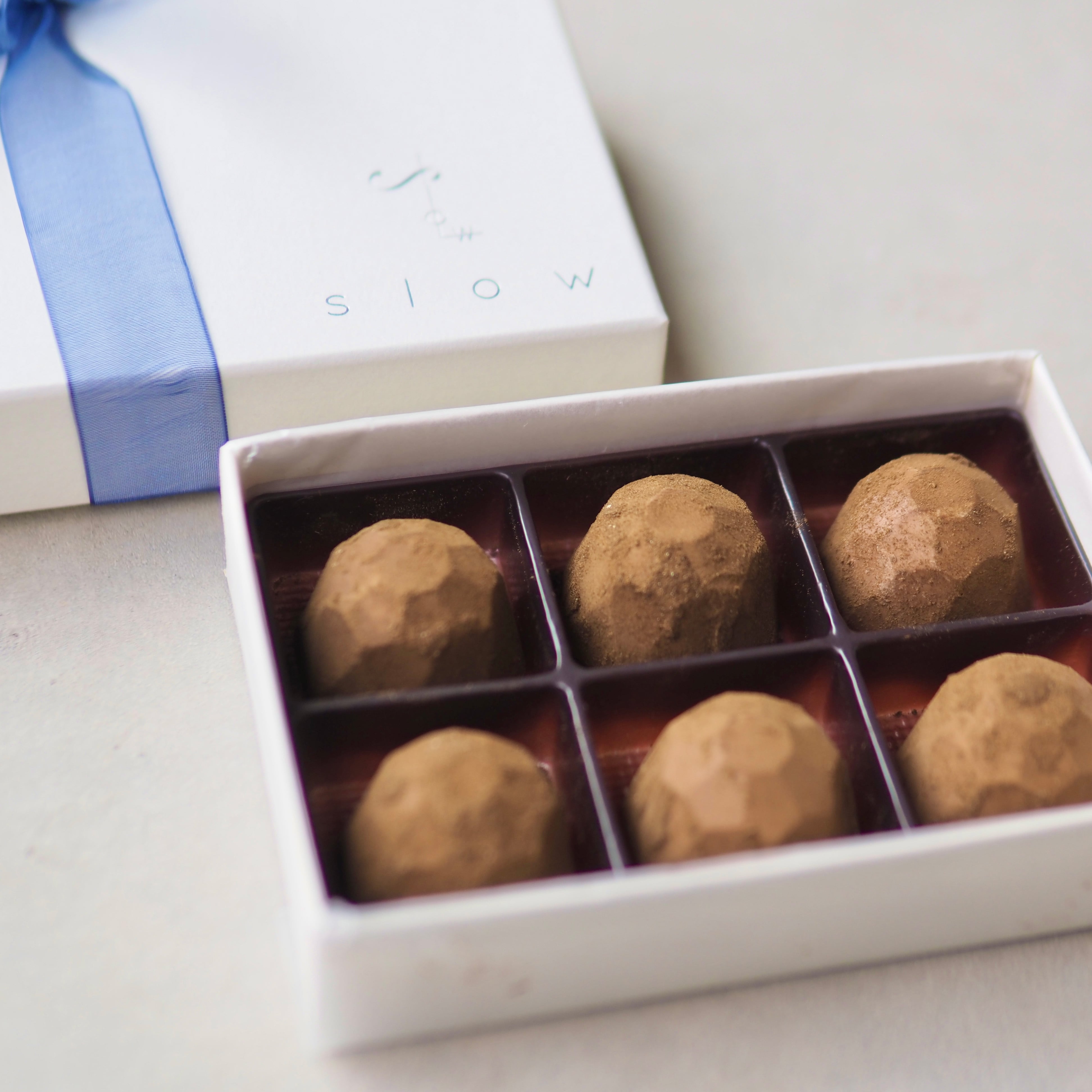 寒い時期限定の生チョコレート。口に含んだ瞬間にほうじ茶の芳ばしい香りとほろ苦い味わいが広がり、なめらかにほどけます。ホワイトデーや春のご挨拶などギフトにどうぞ。