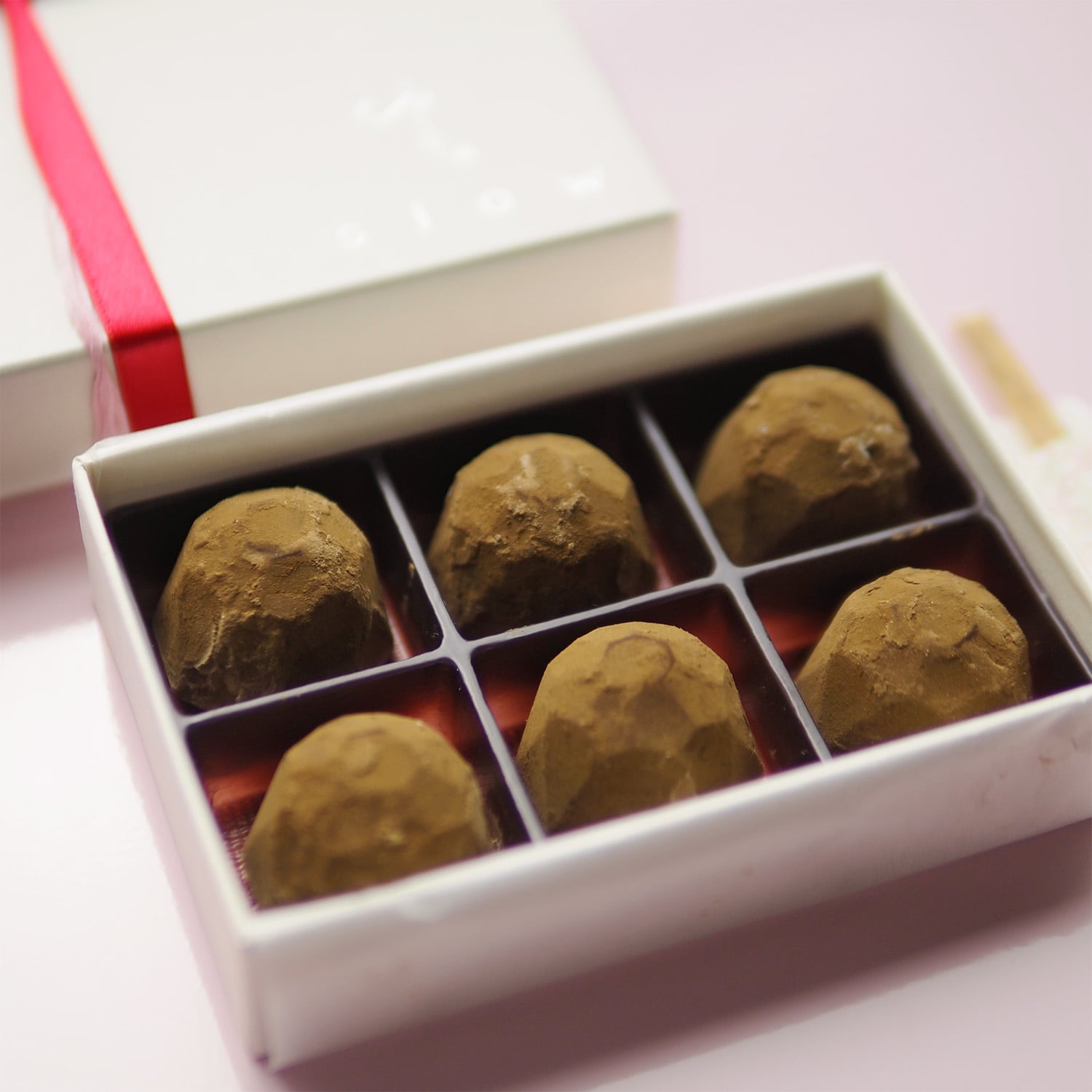 寒い時期限定の生チョコレート。口に含んだ瞬間にほうじ茶の芳ばしい香りとほろ苦い味わいが広がり、なめらかにほどけます。バレンタインやホワイトデーのプレゼントにぜひ。