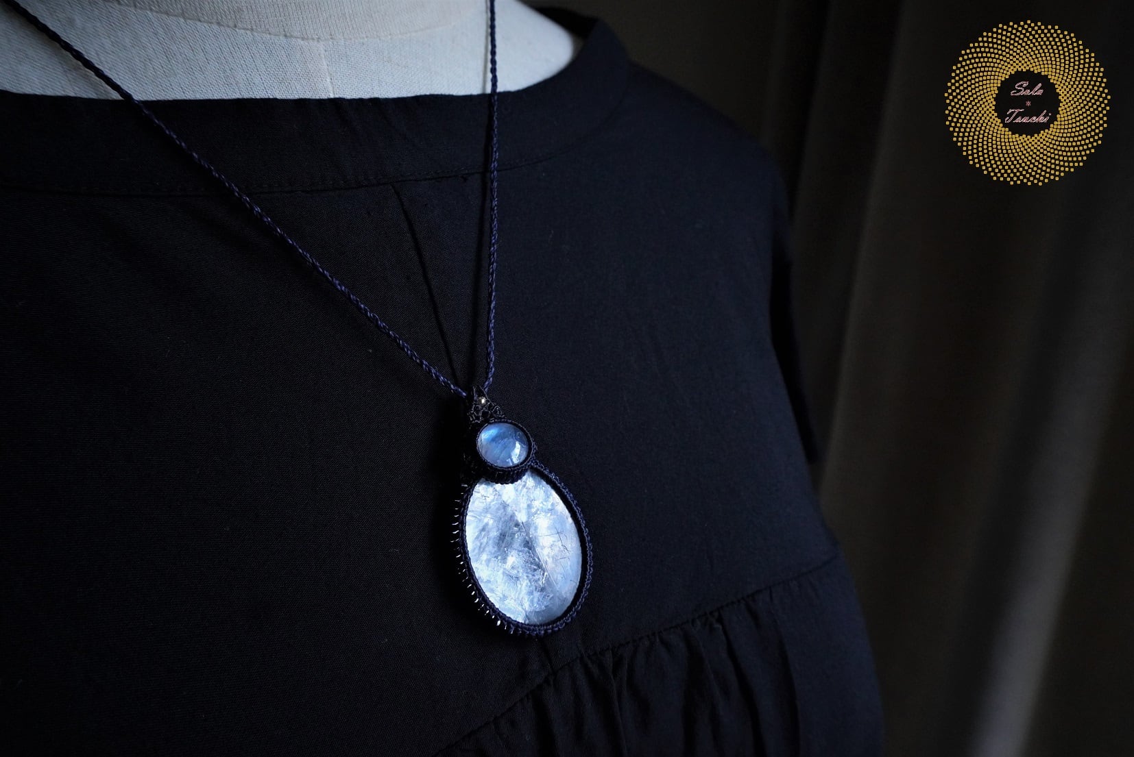 (ワックスコード)セレナイトとレインボームーンストーンのマクラメ編みリバーシブルペンダント