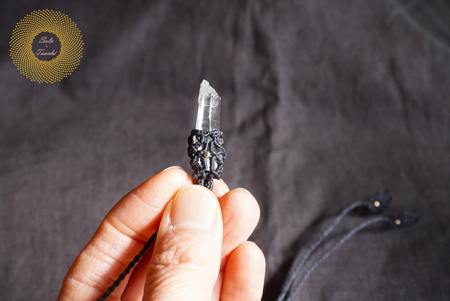 （ワックスコード） 宮崎県産水晶〈産地証明書付き〉のマクラメ編みペンダント 