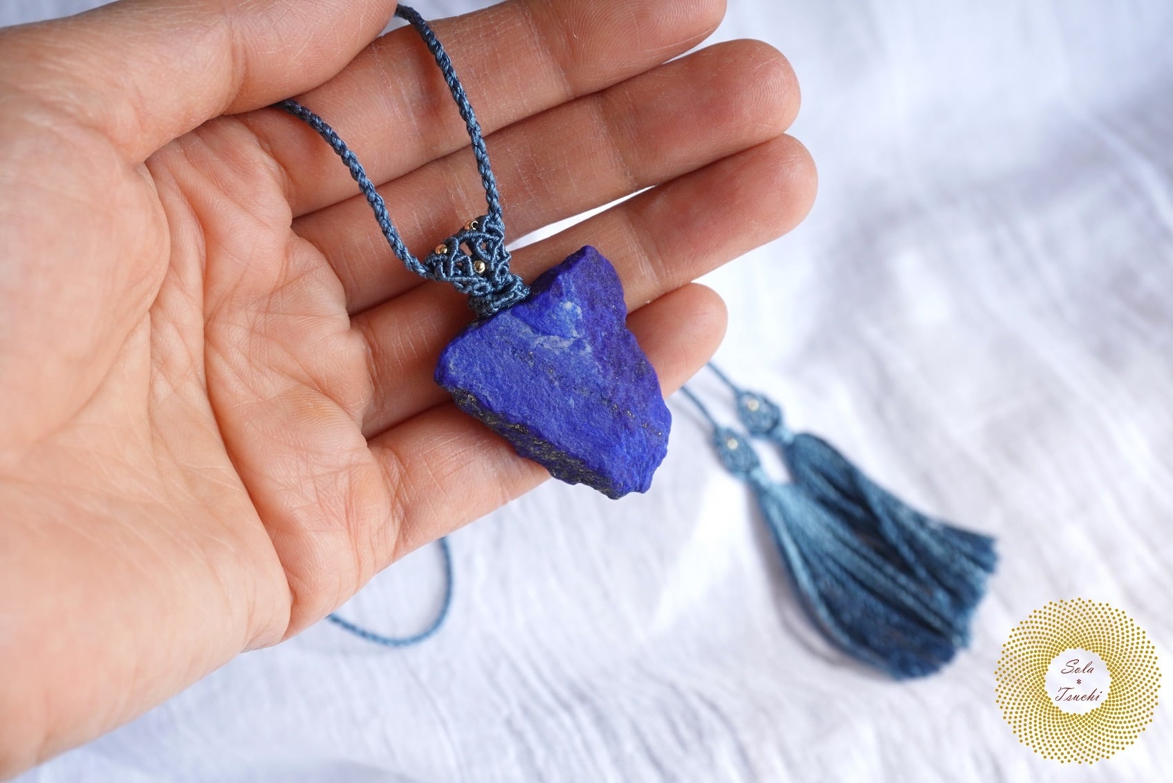 (絹糸)ラピスラズリ原石のマクラメ編みペンダント