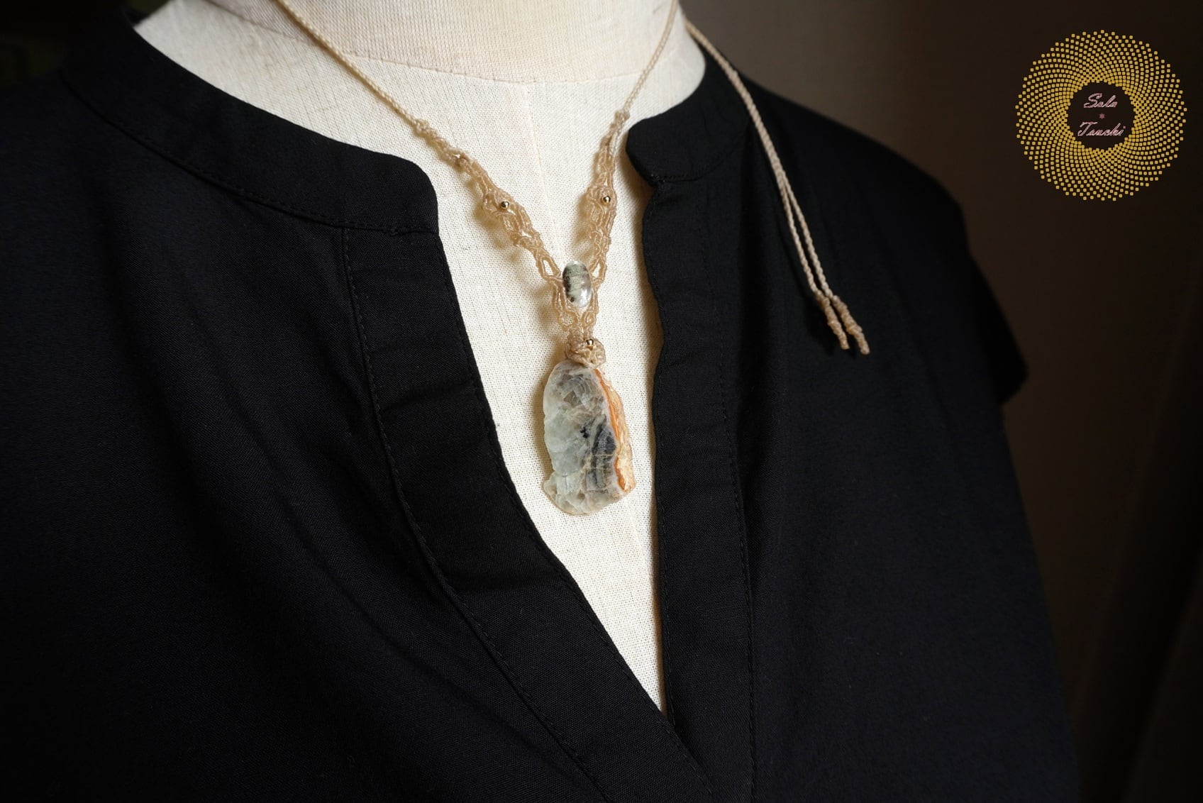 (ワックスコード)兵庫県産フローライト原石とガーデンクォーツのマクラメ編みペンダント