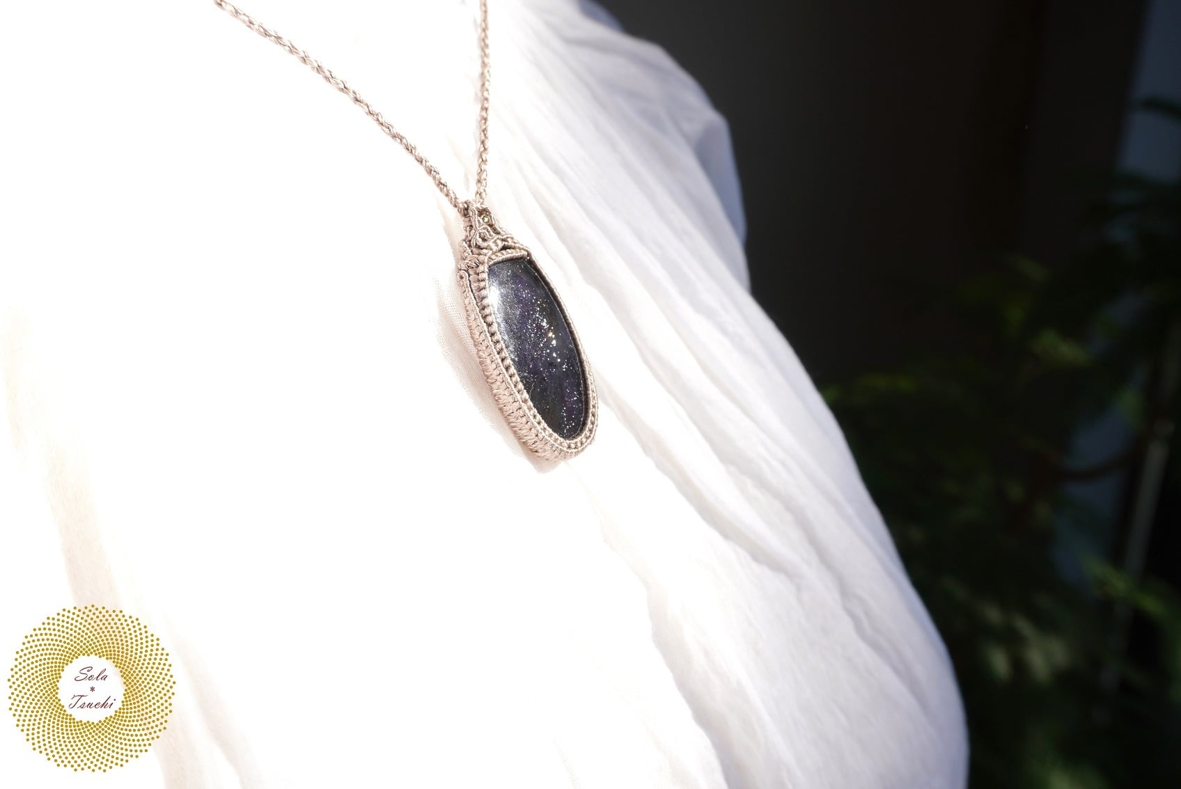 (絹糸)アイオライトサンストーンのマクラメ編みペンダント