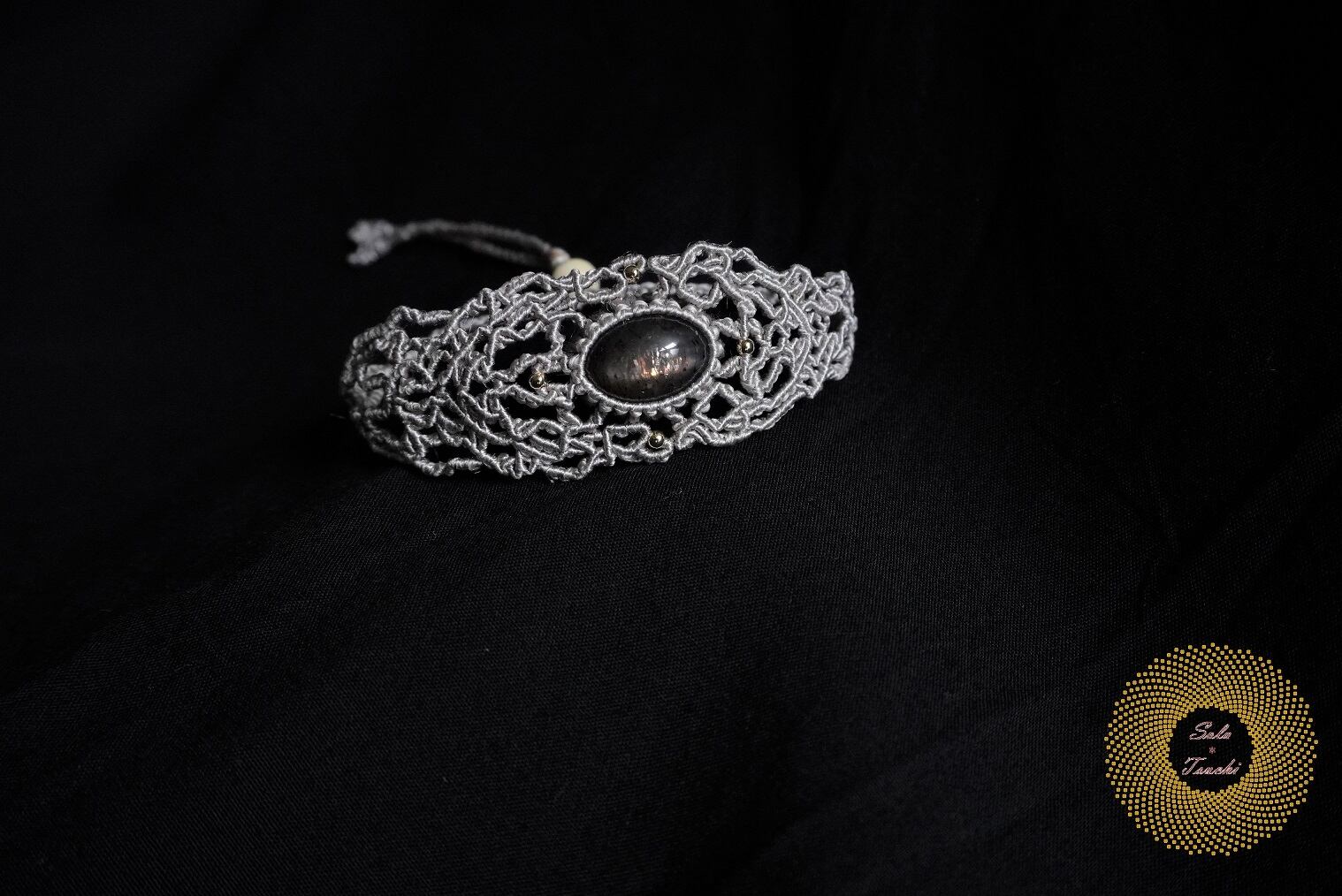 （絹糸）ブラックスターサンストーンのマクラメ編みブレスレット