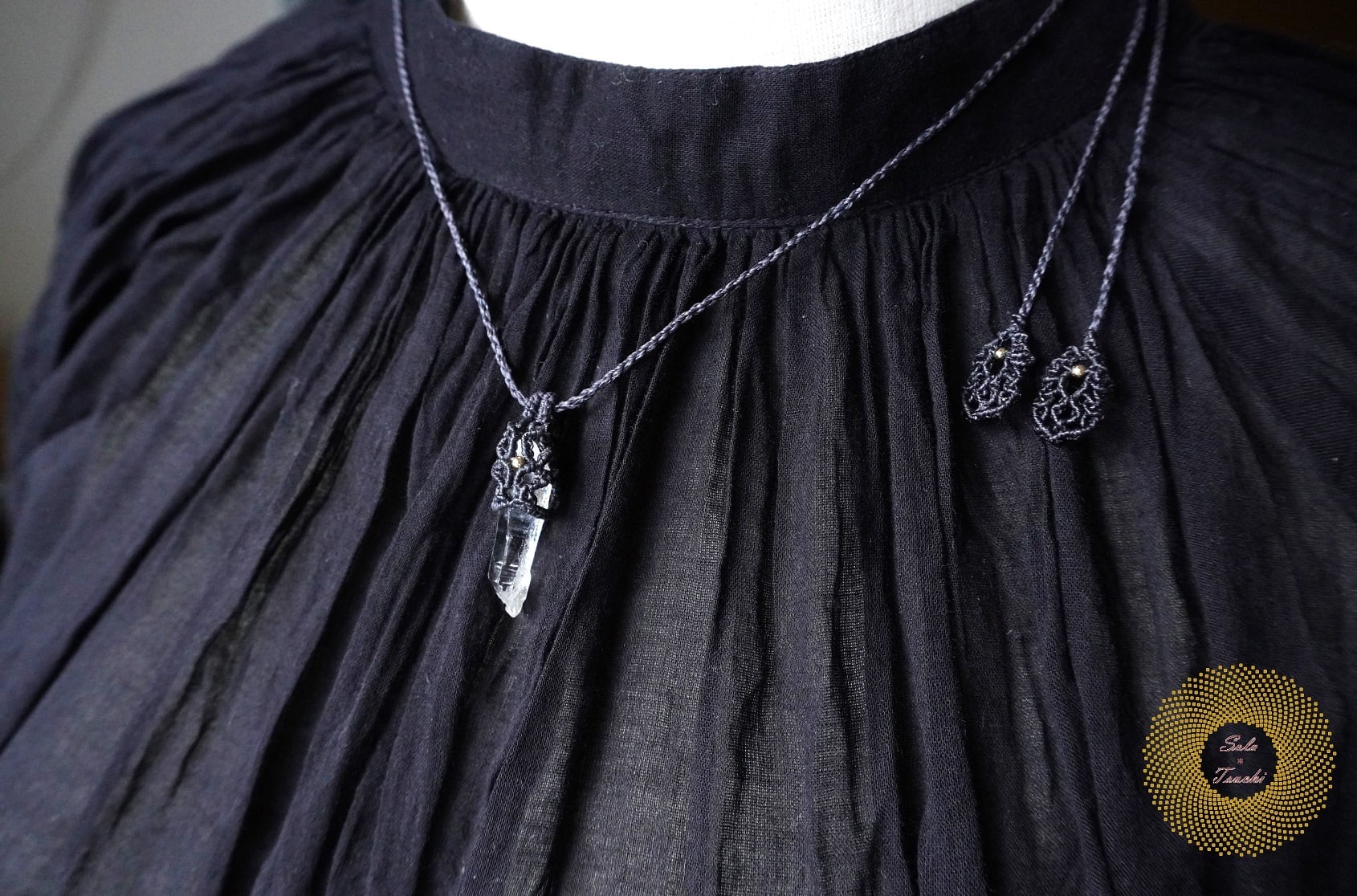 （ワックスコード） 宮崎県産水晶〈産地証明書付き〉のマクラメ編みペンダント 