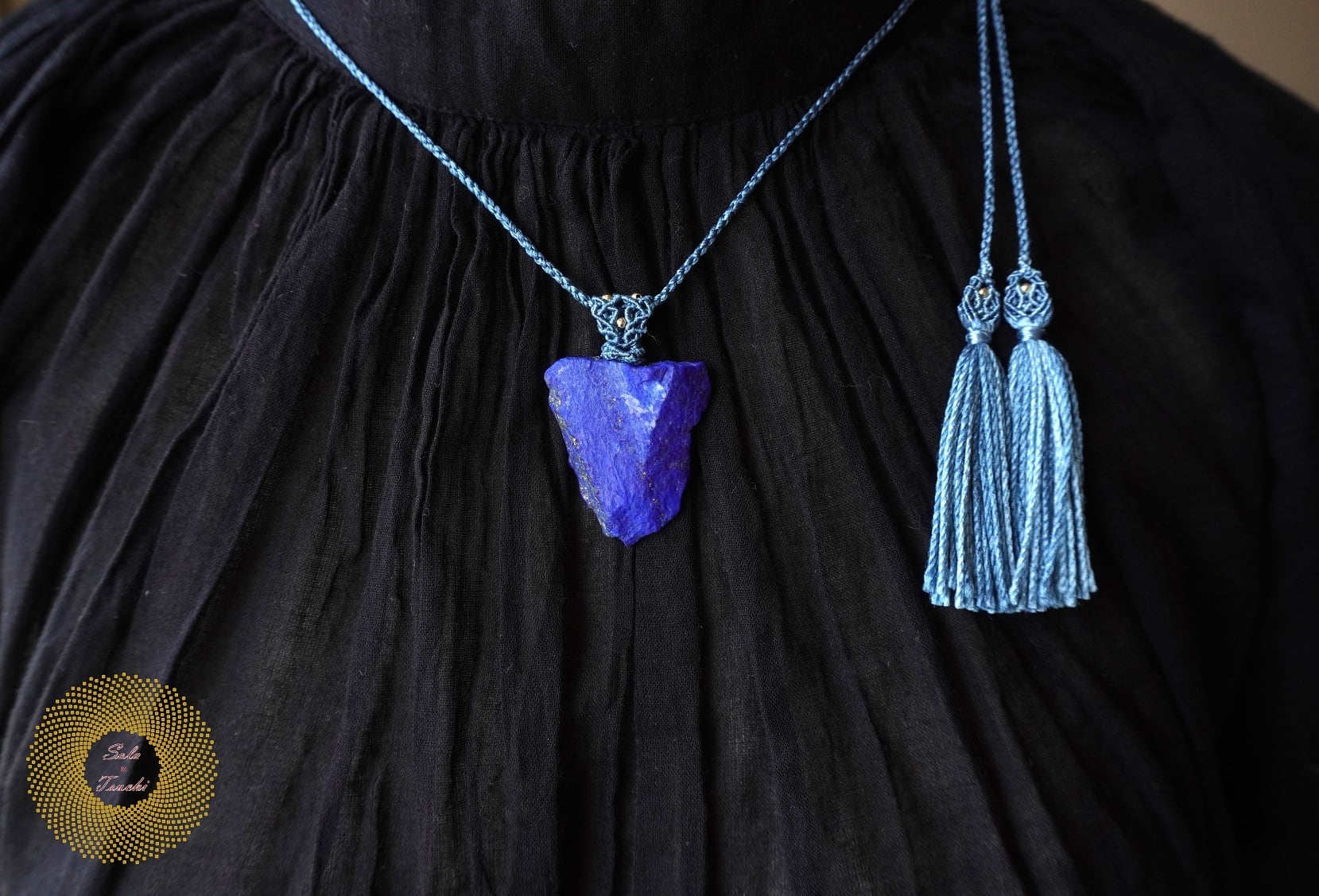 (絹糸)ラピスラズリ原石のマクラメ編みペンダント