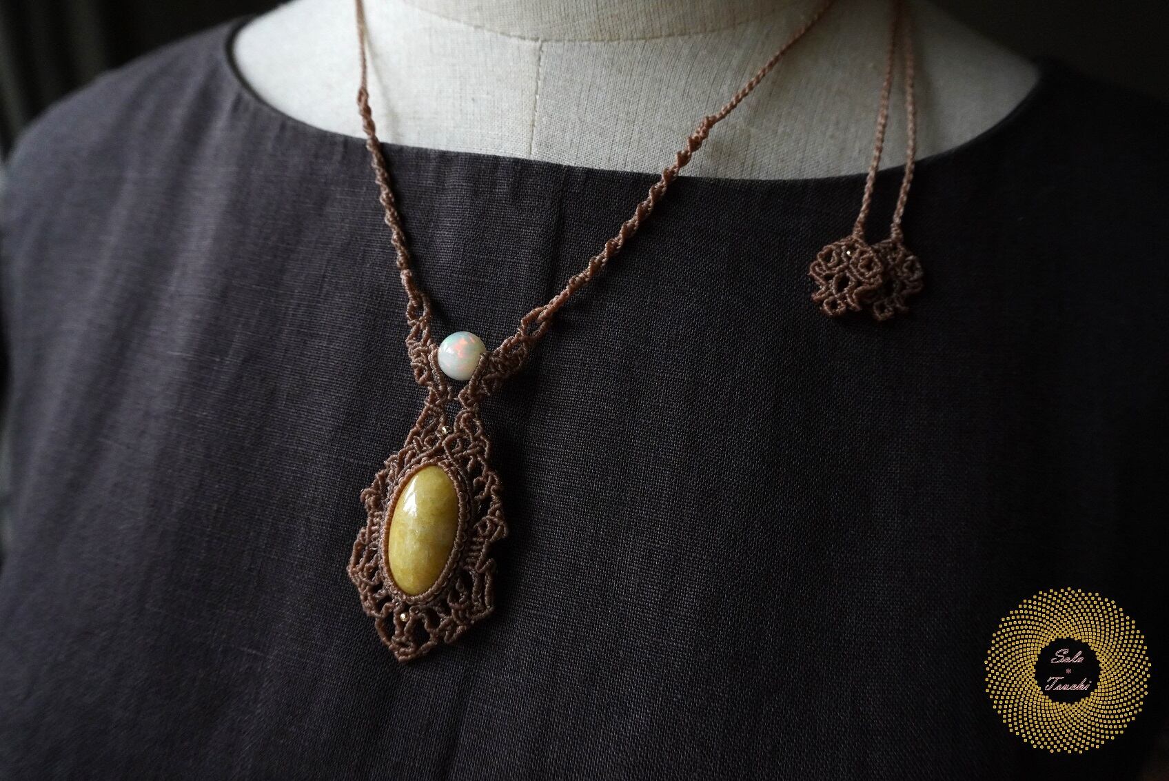 （ワックスコード）黄翡翠とホワイトオパールのマクラメ編みペンダント 