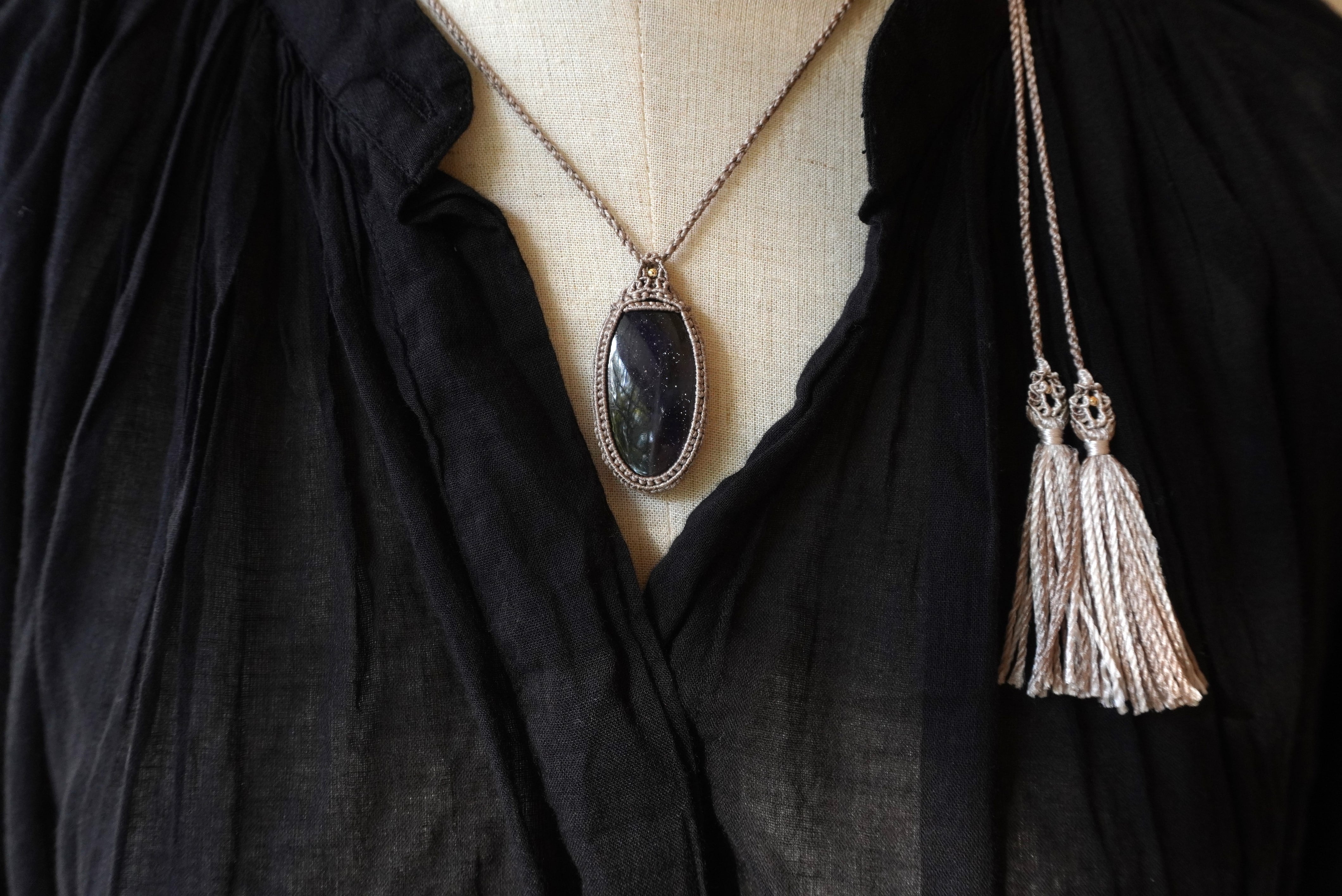 （絹糸）アイオライトサンストーンのマクラメ編みペンダント 