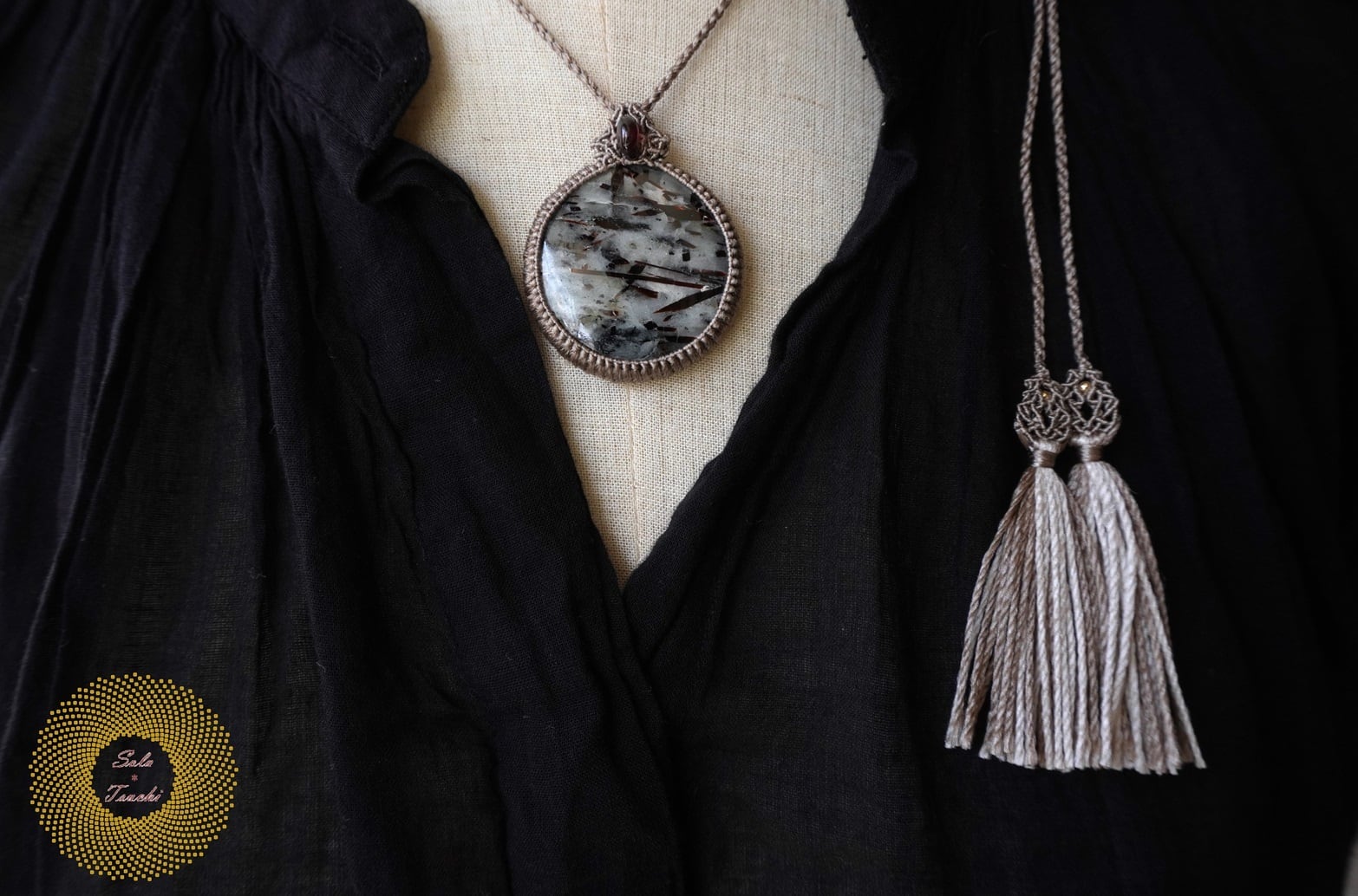 (絹糸)アストロフィライトとガーネットのマクラメ編みペンダント