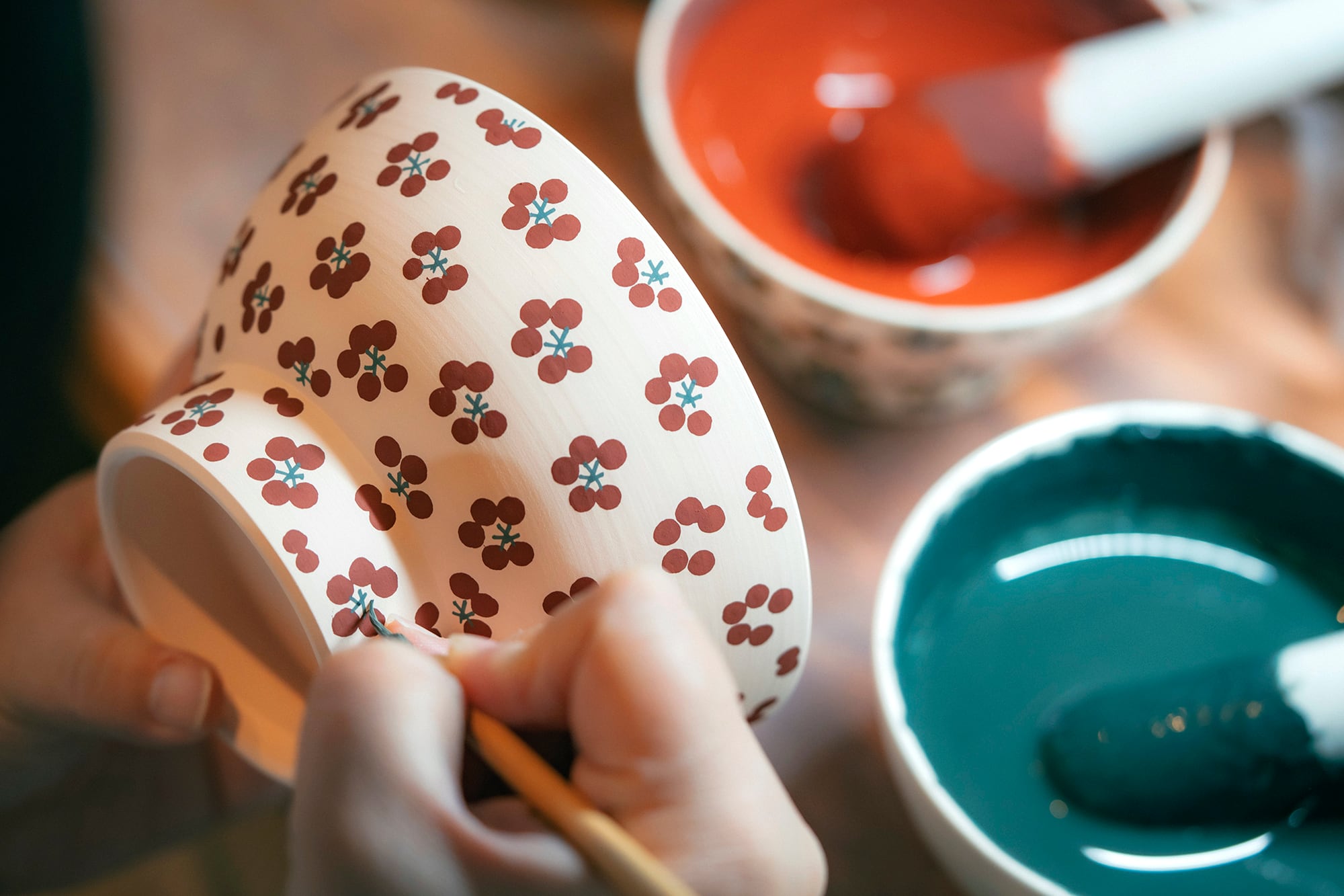 大坪飾り壺か?砥部焼きの色ですがこのような大きなものわ見た事わないふるいもので。 砥部焼の和食器 梅山窯の花器 【砥部工房 からくさ】