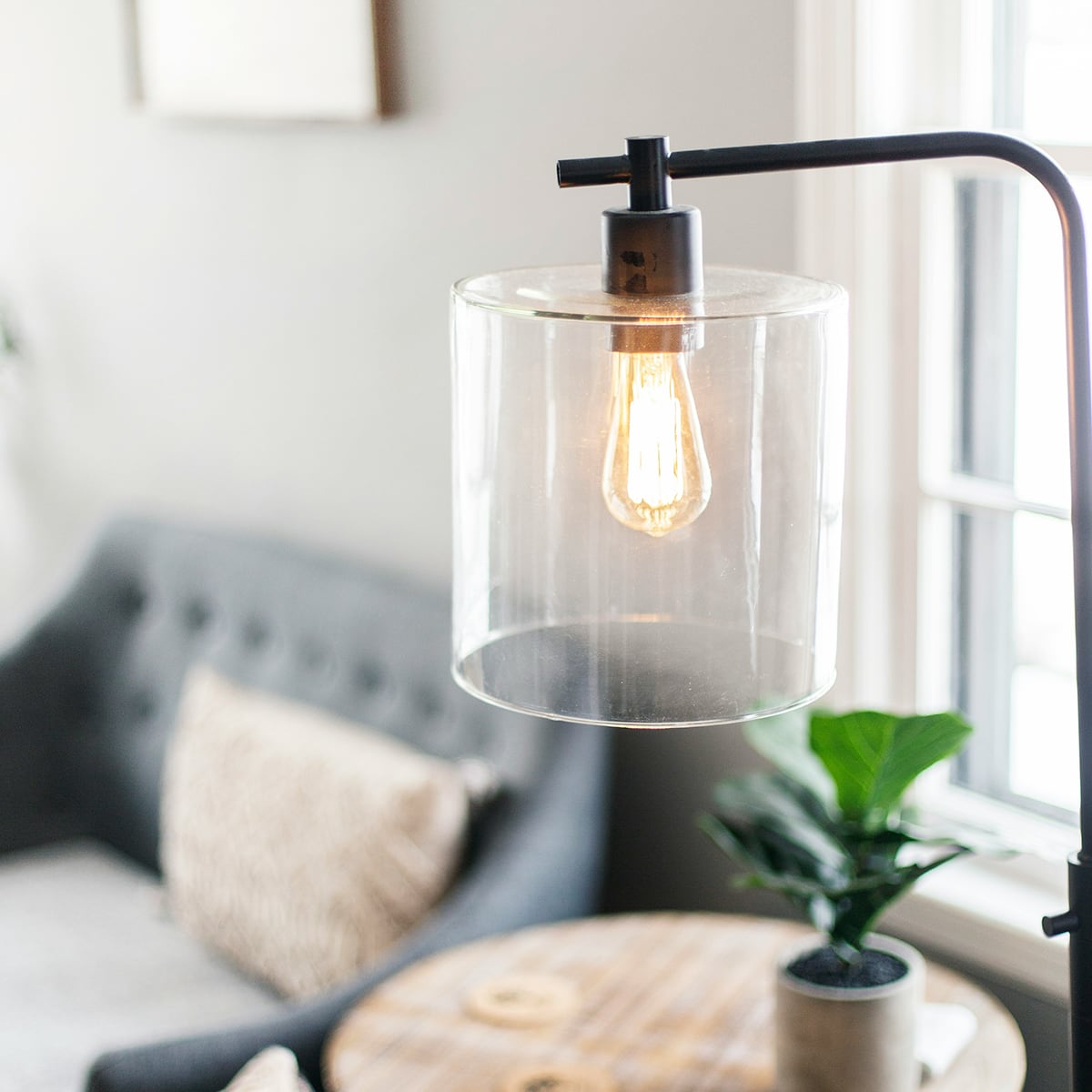 月明かりをイメージした円形のシェードを持つテーブルランプ。
やわらかい乳白ガラスが優しい光を広げ、
ナイトシーンを穏やかに演出します。