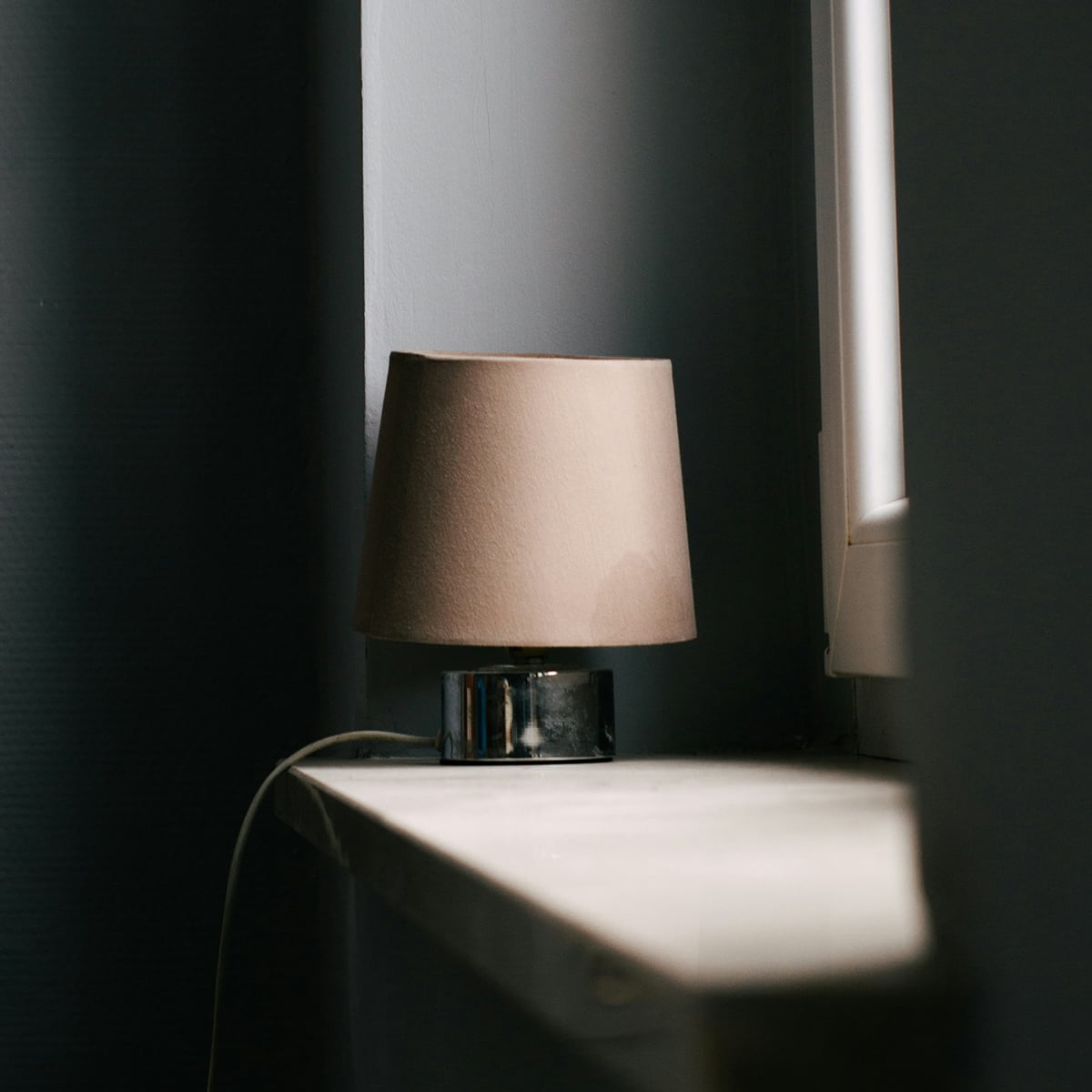 桜の花びらをモチーフにしたウォールライト。
壁面をやわらかく照らし、玄関や廊下に温かなアクセントを加えます。
上品でありながら日常に馴染むデザインです。