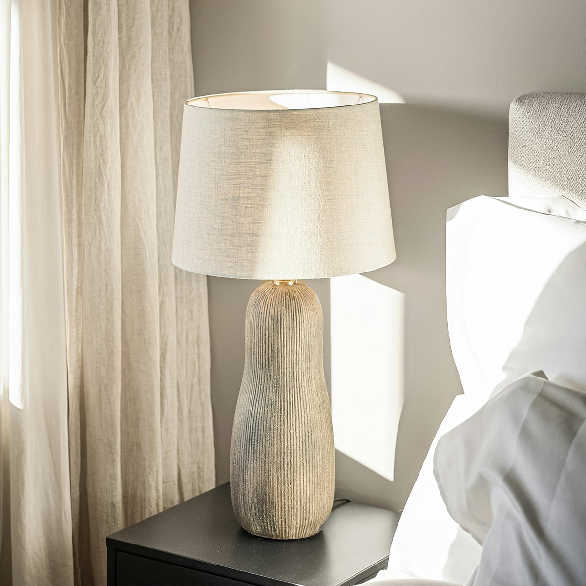 和紙を通した柔らかな光が特徴のテーブルランプ。
ベッドサイドや書斎に置けば、静かな時間を包み込むような優しい明かりを届けます。