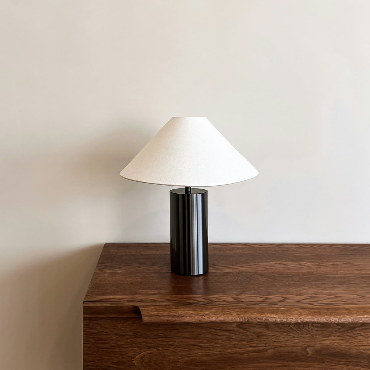 折り紙から着想を得た幾何学的なデザインのペンダントライト。
光と影が織りなす表情は、モダンな空間に立体感とリズムを与えます。
和と現代建築が調和する美しい一灯です。