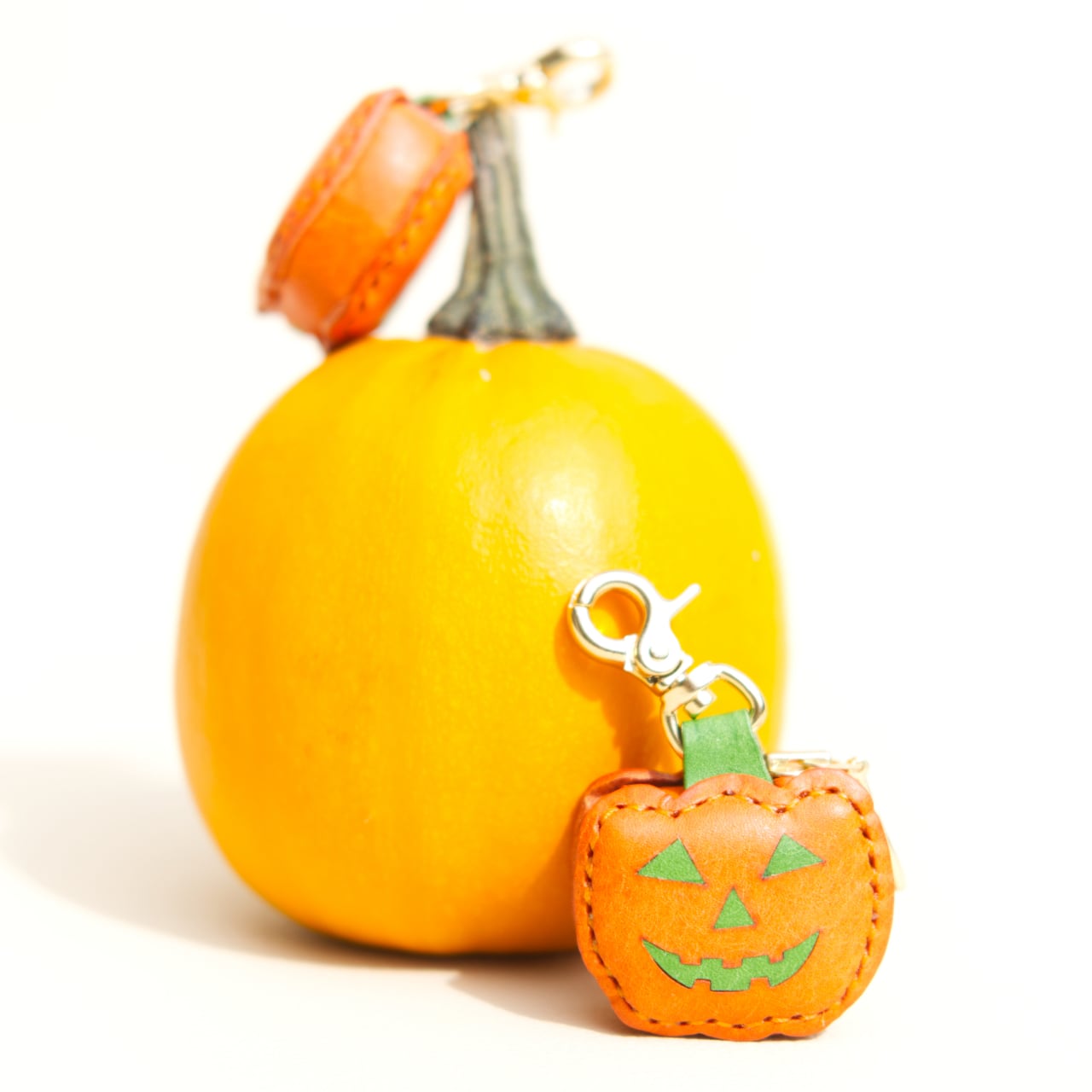 大人気のAirTag Bagシリーズ
ハロウィン限定アイテムは“パンプキン”
この機会をお見逃しなく！
