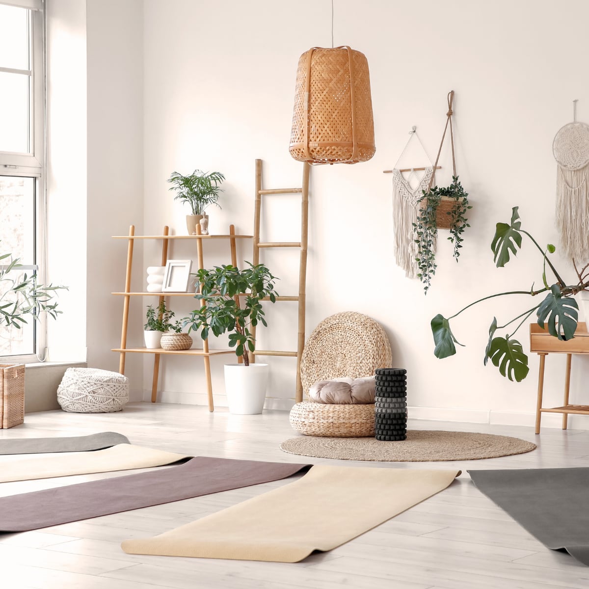 スクールやスタジオからのご依頼を受け、マインドトレーニングや瞑想指導、ヨーガ哲学講座などの外部提供も行っています。指導者養成講座や継続プログラムへの組み込みなど、それぞれの現場の目的に合わせて内容を設計し、実践と思想の両面から土台を整える時間を提供しています。