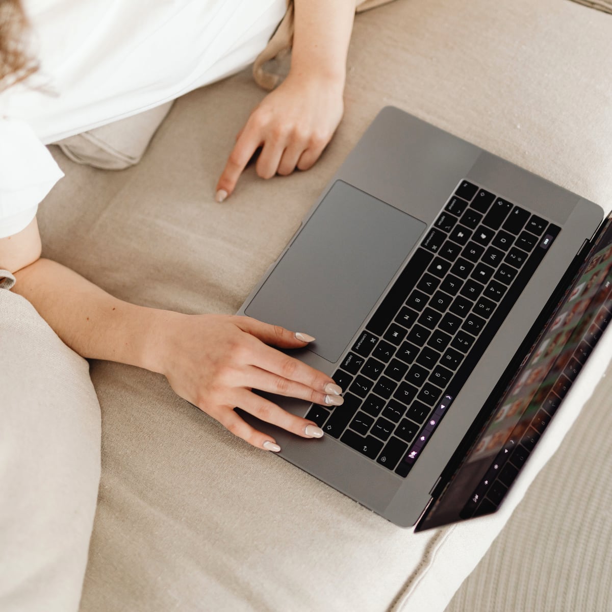 Personal Mind Trainingおよび4 Week Mind Trainingを受講された方を、会員限定の「Inner Training Room」に無料でご招待しています。瞑想を継続し、日常の中で定着させていくために、月2回のグループ瞑想レッスンと、心の訓練法「ロジョン」をもとにした限定記事や実践資料を提供しています。学びで終わらせず、静かに積み重ねていくための継続的なトレーニングの場です。