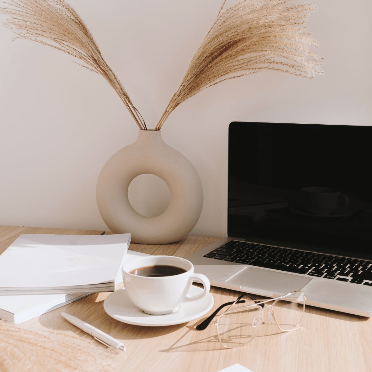 構造を、形へ。
戦略的基盤に沿ったビジュアルデザイン、およびコンテンツ制作を行います。
紙媒体の名刺やショップカード、Webデザイン・イラスト制作、教材・講座資料制作。
すべてのデザイン業務は、THE  RAWの構造設計方針のもと、専任デザイナーが担当します。