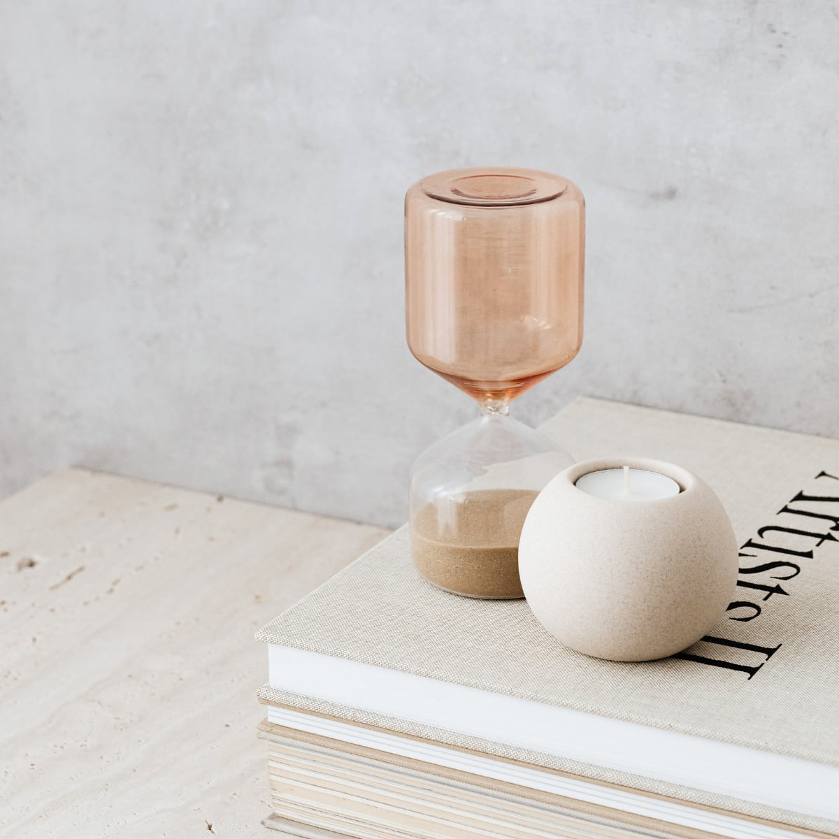 内側から明晰さを再構築する全4回のプロセス。反応的になりやすい思考や感情のパターンを一つひとつ丁寧に観察し、落ち着いた気づきへと段階的に整えていきます。揺れやすい状態から、安定した明晰さへ。静かな強さと持続可能な集中力を育てるために設計された実践型プログラムです。