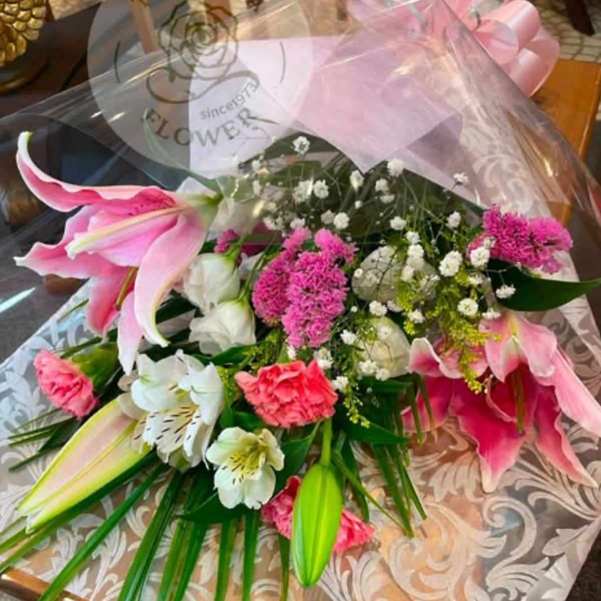 お花屋さんが選ぶおまかせ花束です。
用途に応じてフローリストがお花を選びます。
受注後新鮮なお花でお作りします。