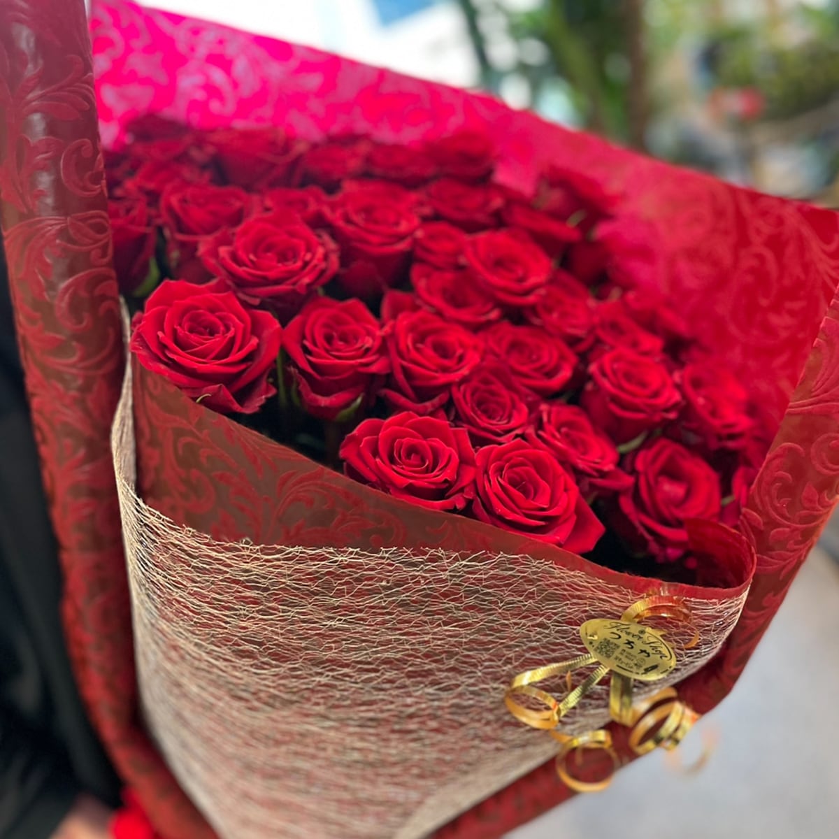 最高級レベルの薔薇を使用したプロポーズの花束です。
色や長さなどご希望に応じてオリジナルで制作します。