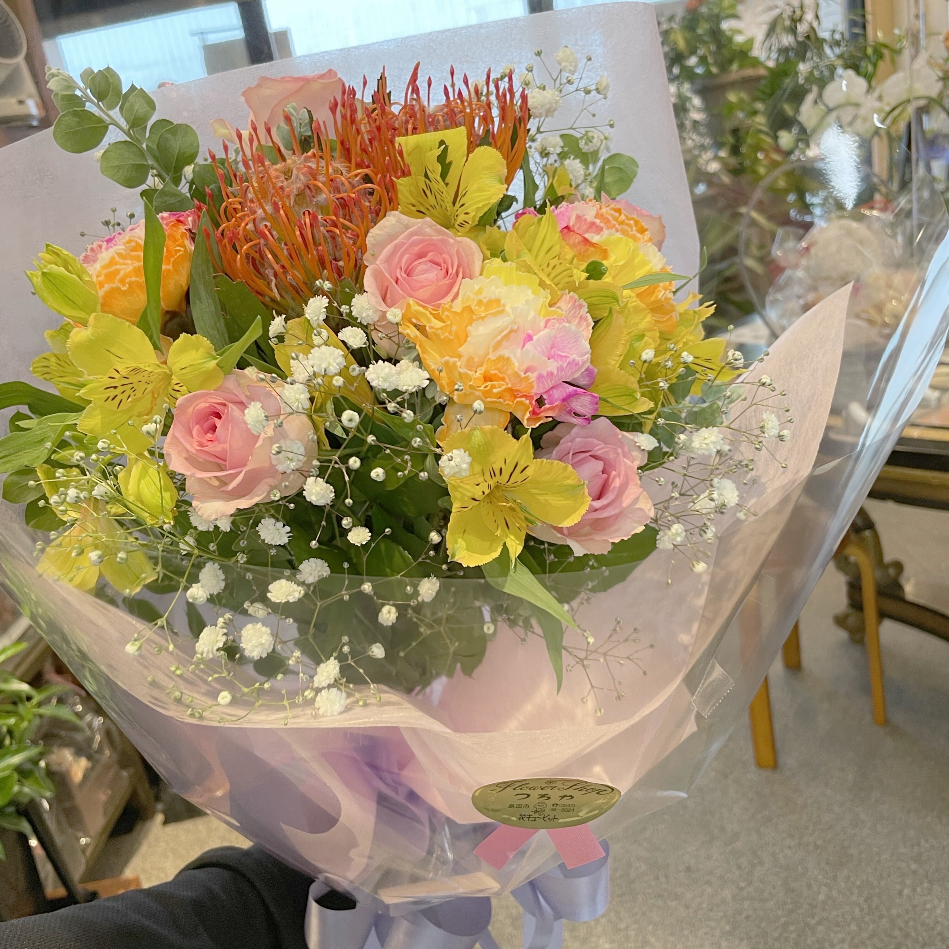 お花屋さんが選ぶおまかせ花束です。
用途に応じてフローリストがお花を選びます。
受注後新鮮なお花でお作りします。