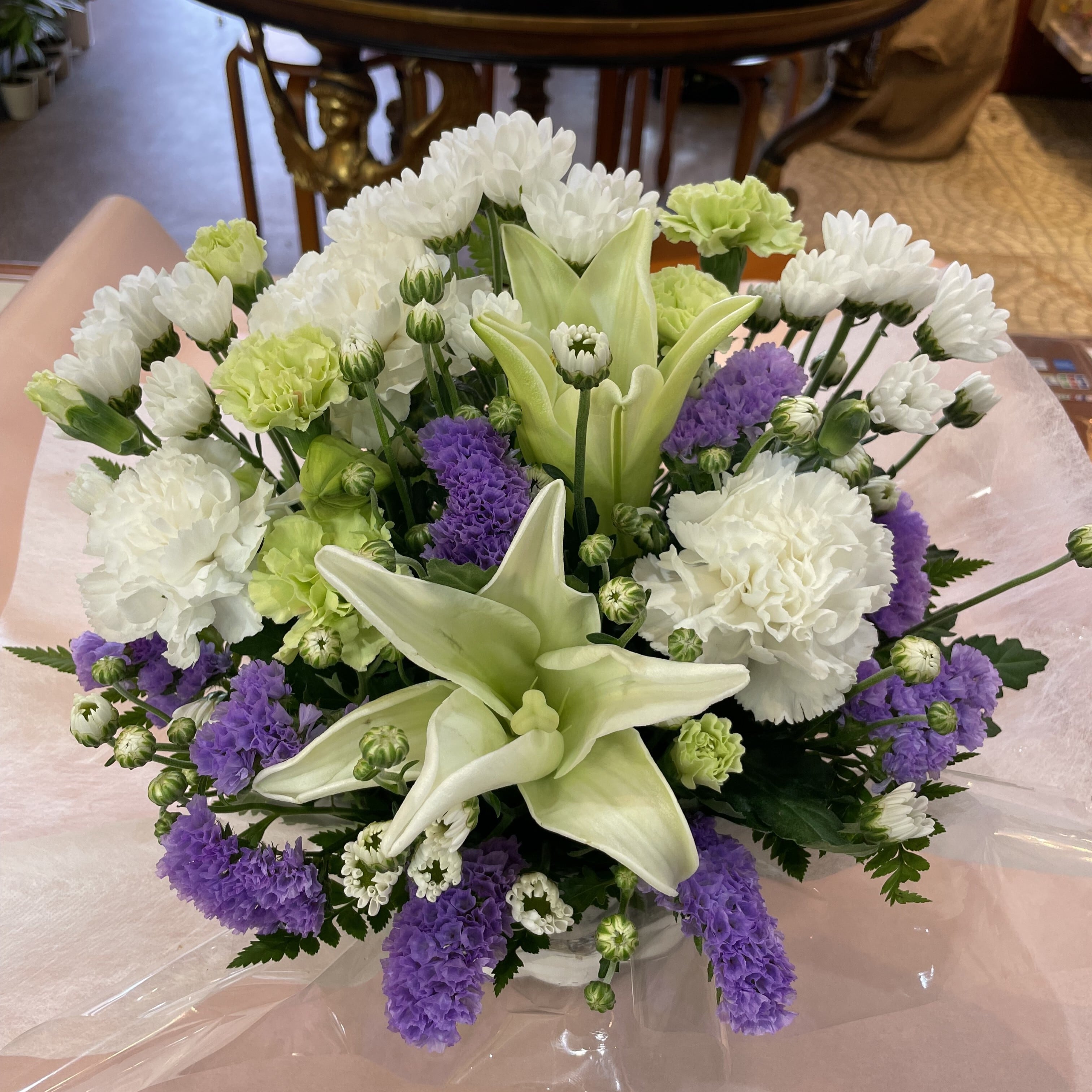 お花屋さんが選ぶおまかせアレンジメントです。
用途に応じてフローリストがお花を選びます。 受注後新鮮なお花でお作りします。