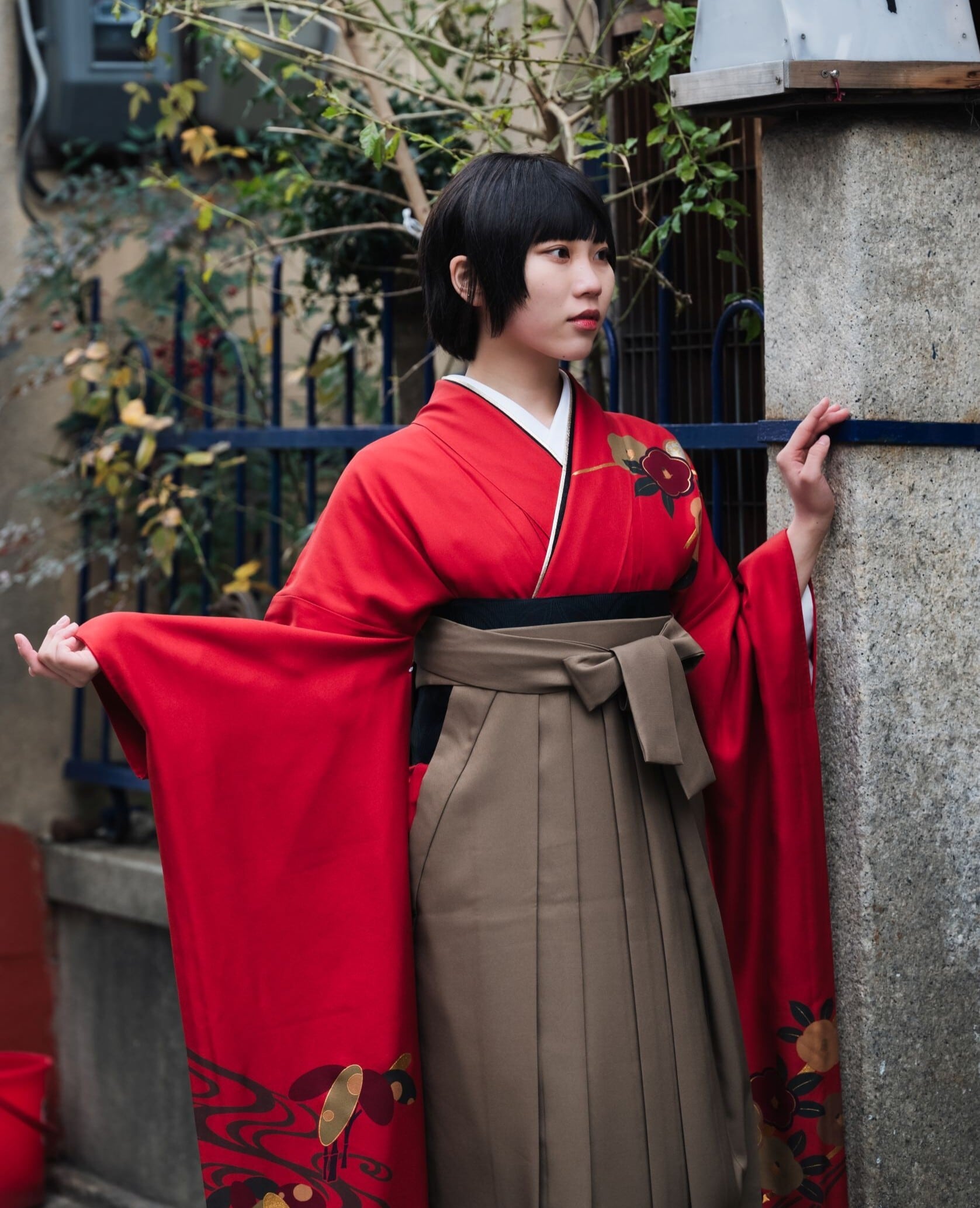 時代に流されない伝統的な美しさを基調にシックにまとめた卒業式袴スタイル