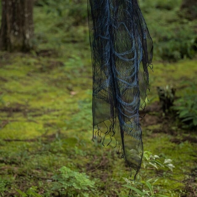 深い藍色のジャパンブルーが映える、藍染のシルクストール