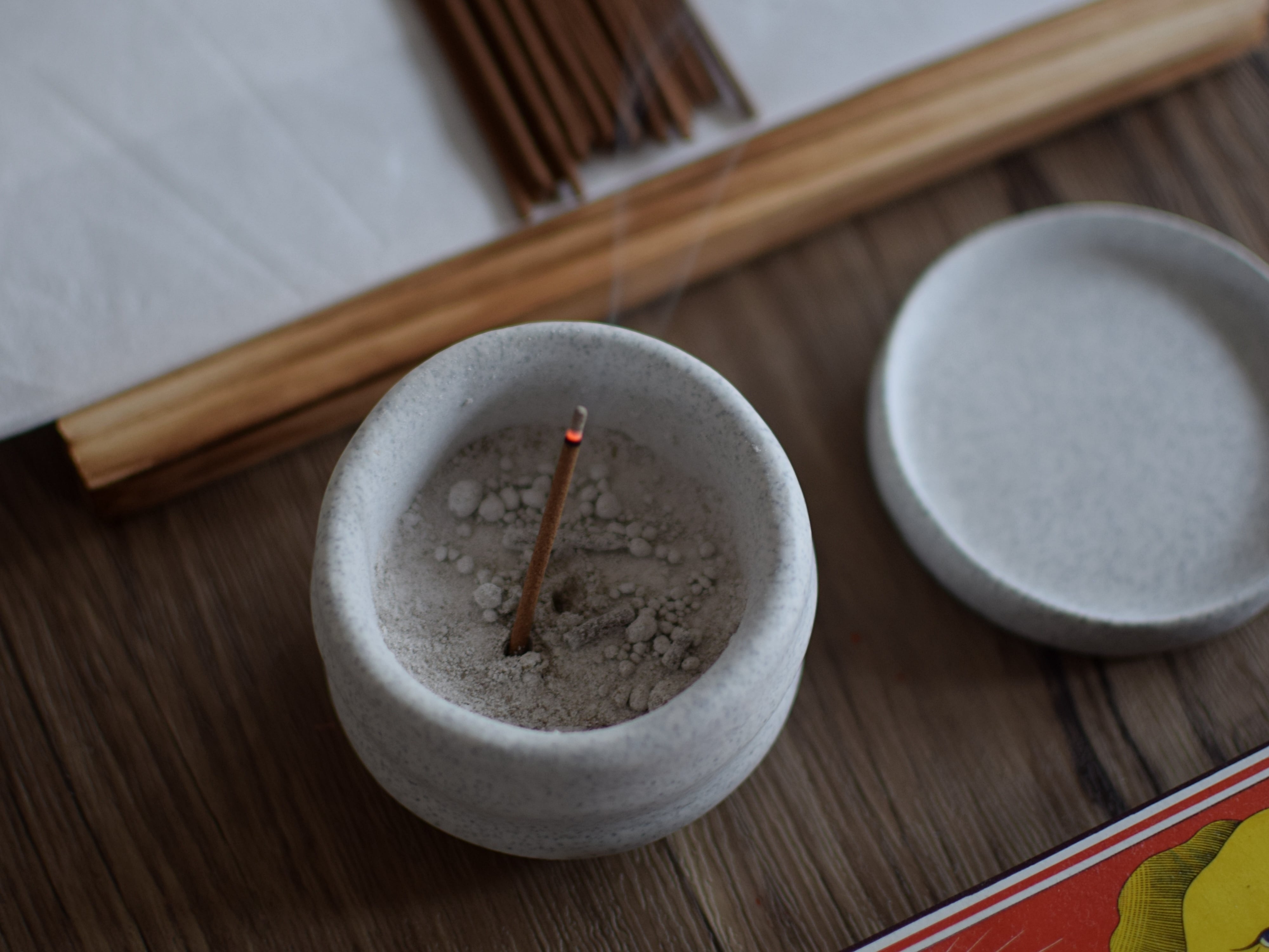 手間は愛着を生みますが
バランスが重要だと考えています。
愛着を生む手間は最小限に
香炉の機能性で毎回の燃えた灰の処理の手間や
見栄え問題のストレスを最小限に抑えました。

