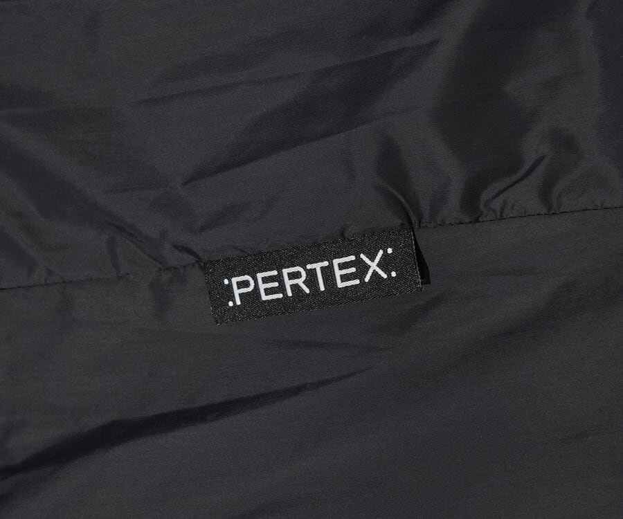 MOVE LIGHT, GO FURTHER
軽やかに動き、さらに遠くへ

Pertex®は1979年に開発された高機能素材で、軽量・耐久性・通気性・防護性のバランスに優れています。
外部の風をしっかり防ぎながら、内部の熱や湿気を素早く逃がし、快適な着心地をキープ。

ダウン向けから防水・透湿タイプまで幅広いラインを展開し、さまざまなシーンに対応するパフォーマンスを発揮します。