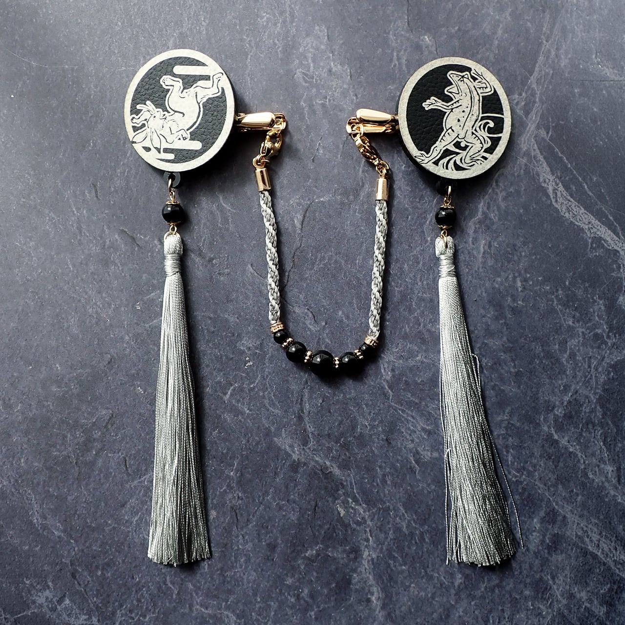 新作!<br>
鳥獣戯画-ウサギとカエル-の羽織紐<br>