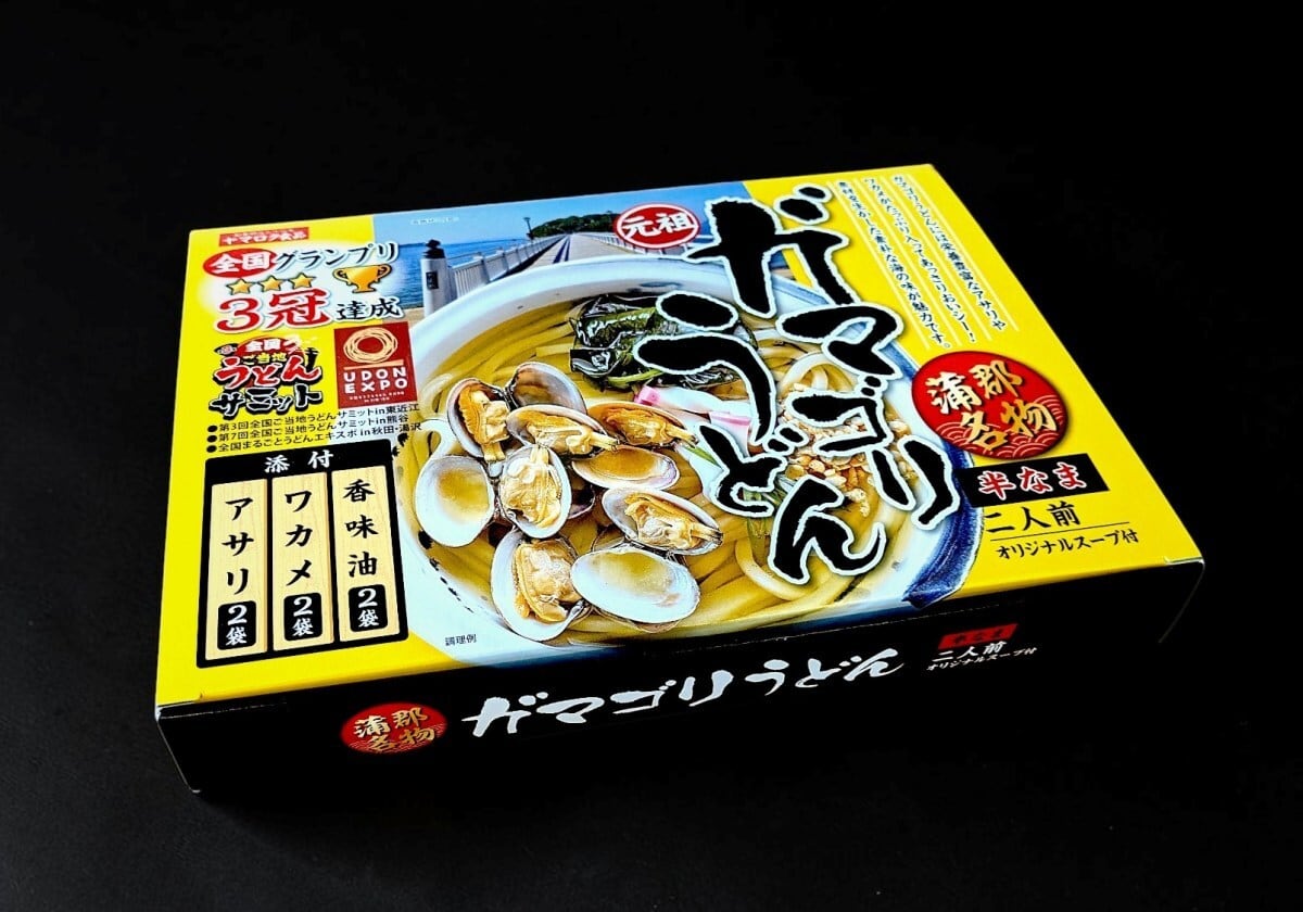 ご当地うどん全国大会で3度の日本一に輝いた「ガマゴリうどん」の味を、ご家庭で手軽に再現できる基本の2人前セットです。
アサリの旨味が凝縮された特製スープに加え、具材（アサリ、ワカメなど）や、仕上げに欠かせない蒲郡の名産品でもある「ごま油」も贅沢に詰め合わせています。
今日のランチやちょっと特別な日の夕食に、三河湾の潮の香りがふわりと広がる極上のうどんをお楽しみください。