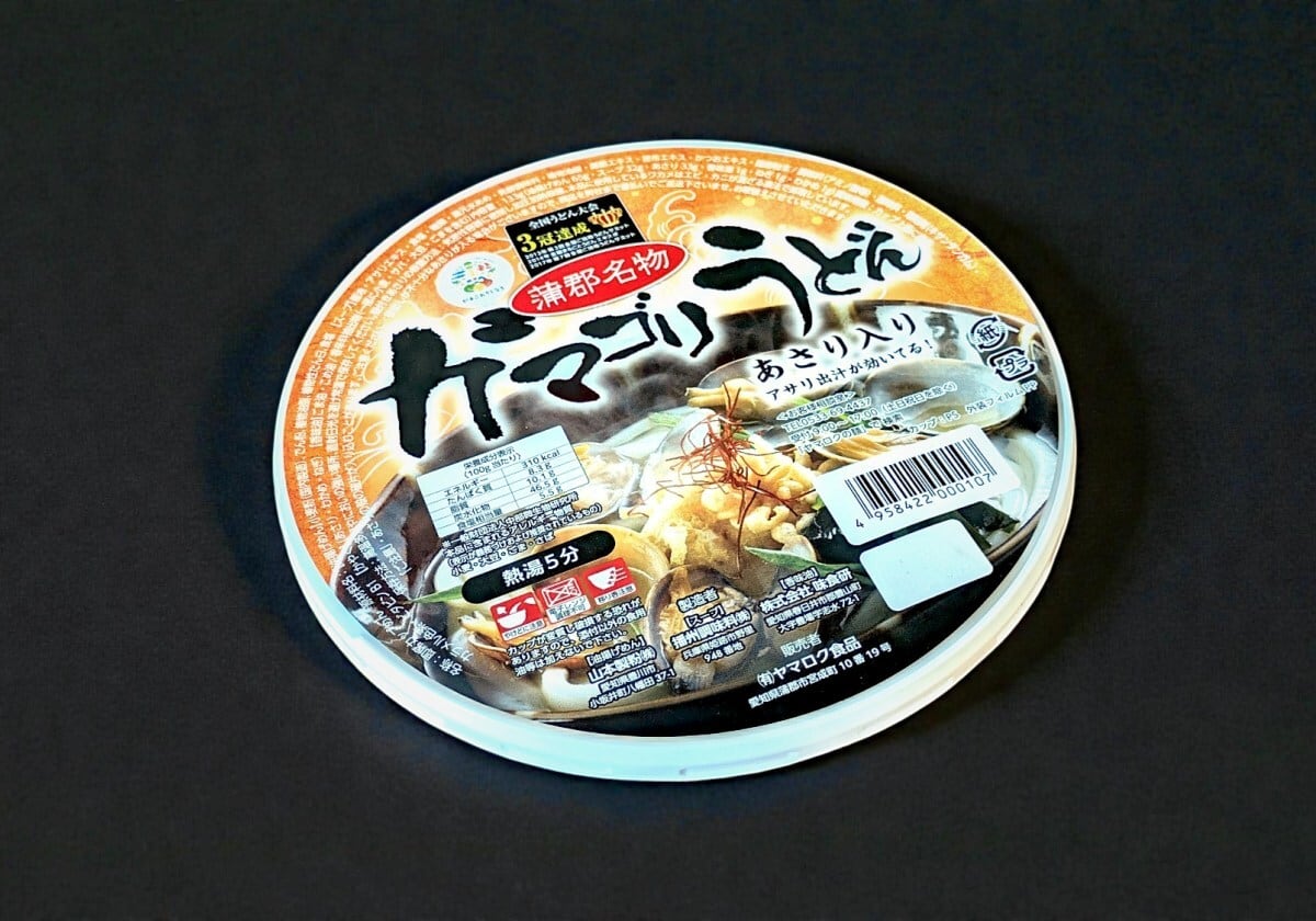 ガマゴリうどん史上初のカップうどんの登場！
お湯を注ぐだけで、アサリの深いコクと磯の香りが効いた極上スープが完成。お手軽にお家で楽しめます。
長期保存が可能なので、常備用のストックフードとしてはもちろん、オフィスでのランチ、キャンプなどのアウトドア、ちょっと小腹が空いた夜食にもぴったり。
蒲郡のこだわりがギュッと詰まった一杯を、いつでもどこでも、思い立ったらすぐにお召し上がりください。
