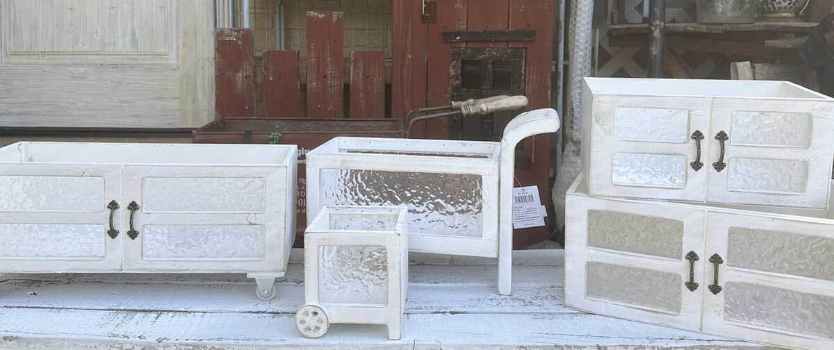 ジャンクガーデンの演出用 ワイヤーかご 鉄錆物 ブロカント 多肉